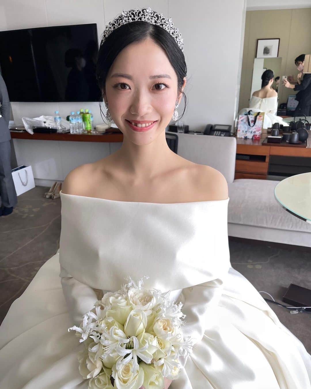 野口忍 hair make upさんのインスタグラム写真 - (野口忍 hair make upInstagram)「挙式シーン とても感動でした🫧  顔まわり、メイクも 雰囲気をガラリと変えて 3パターンチェンジ  ヘアメイクデザイン とても楽しかった☺️  最高に素敵な１日 本当におめでとうございました👏  ５月ももうおわり 新メンバー研修や ニューセルフフォト ブライダルメンテナンス 含めて これからも新郎新婦様の お洒落度を更にあげれるように サポートします  @atren.deu.salon @atren.deu.wedding @atren_deu_homme @yuno.hairmake @saito_katsuki @nobusuta @shunshun_tomato @number5_n5  ･･─･･─･･─･･─･･─･ #ブライダルメンテナンス #結婚式#前撮り#後撮り  ･･─･･─･･─･･─･･─･ ◽️ブライダルメンテナンス𝐌𝐄𝐍𝐔  ☑︎𝒃𝒓𝒊𝒅𝒂𝒍 𝒗𝒆𝒊𝒍 𝒄𝒐𝒍𝒐𝒓 　 透明感を出したい花嫁様は 【𝒃𝒓𝒊𝒅𝒂𝒍 𝒘 𝒄𝒐𝒍𝒐𝒓 】 透明感&立体感を出したい花嫁様は 【𝒃𝒓𝒊𝒅𝒂𝒍 𝒉𝒊𝒈𝒉𝒍𝒊𝒈𝒉𝒕 𝒄𝒐𝒍𝒐𝒓】  こちらで予約お願い致します。 　 ☑︎𝒃𝒓𝒊𝒅𝒂𝒍 𝒄𝒖𝒕  華やかなポニーテール、ハーフアップ、上品で洗練されたダウンスタイルをご希望の花嫁様。 モダンでタキシードに合わせたフォーマル、スタイリッシュなメンズヘアご希望の新郎様。  ☑︎𝒃𝒓𝒊𝒅𝒂𝒍 𝒕𝒓𝒆𝒂𝒕𝒎𝒆𝒏𝒕 　 ・ブライダルトリートメント ・ブライダル髪質改善トリートメント  　 ◽️使用スタイリング剤 　 【𝑨𝑻𝑹𝑬𝑵 𝑫𝑬𝑼 𝑺𝑯𝑨𝑴𝑷𝑶𝑶】  キューティクルを整え艶感を保つブライダルシャンプー  シャンプーのご購入はトップページより 　 ◽️サロンのご予約はこちらから @atren.deu.salon　 初めての方も是非一度ご相談下さい✨ ご予約大変埋まりやすいのでお早めにお願いします✨ 　  #花嫁美容#花嫁ヘアスタイル#結婚式#ブライダルヘアメイク#式場見学#二次会#ブーケ#お色直しヘア#外注ヘアメイク#アンダーズ花嫁 #ドレス迷子#プロポーズ#結婚指輪#パレス花嫁#東京會舘花嫁」5月30日 0時13分 - shinobunbunmaru_atren_deu