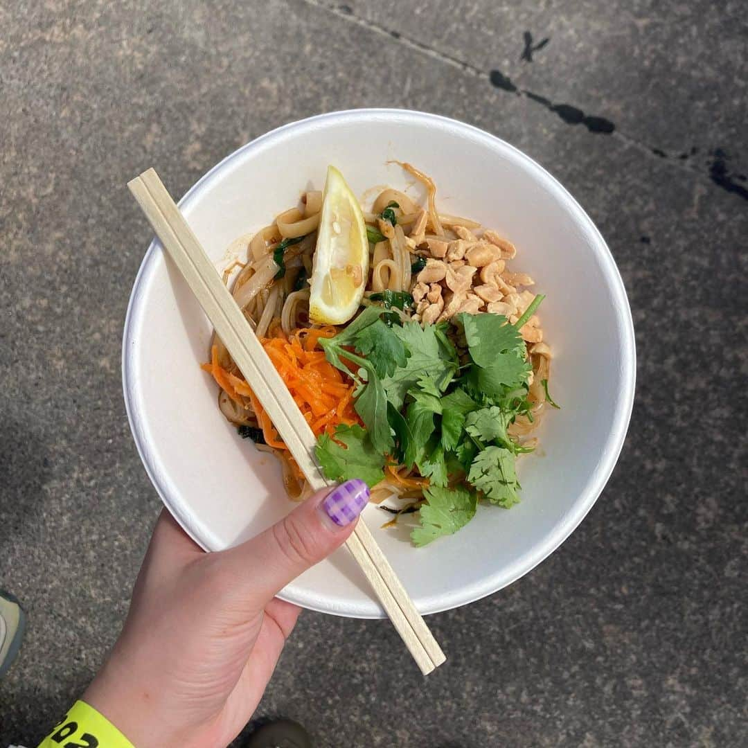 渡辺梨夏子さんのインスタグラム写真 - (渡辺梨夏子Instagram)「森道2023ごはんめも🍝今年は3日間過ごせたので、思う存分にもぐもぐ。去年食べられなかったくるみ蕎麦に、おすすめしてもらったスイーツたち、本能で？見つけてしまったフムスとか😋😋✨やんぐのトムヤムラーメンは安定に美味しいし、夜遅くまで出してくれてるしで、色々なシーンで救われました！感謝〜！  #もぐもぐ記録 #ごはんめも #森道市場2023」5月30日 0時14分 - riiiico462