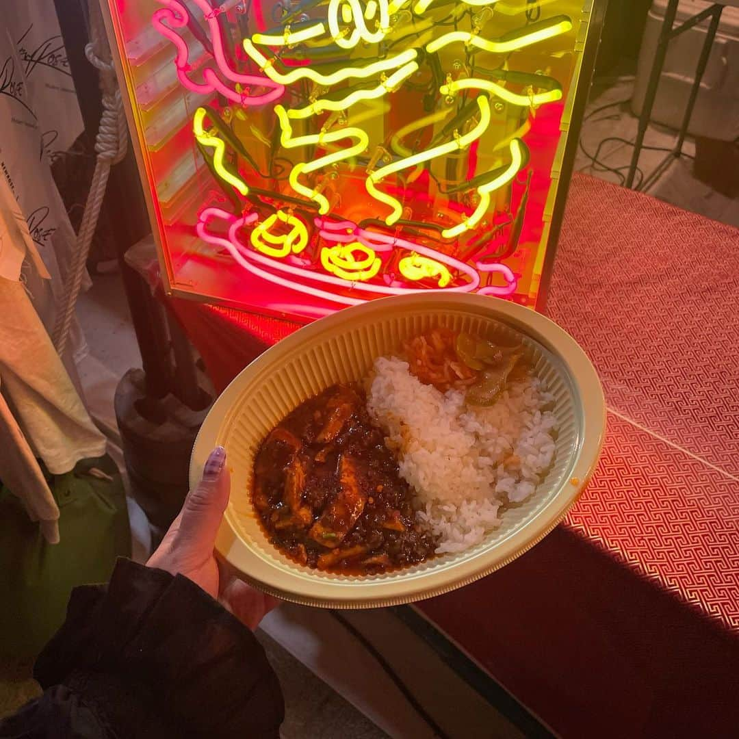 渡辺梨夏子さんのインスタグラム写真 - (渡辺梨夏子Instagram)「森道2023ごはんめも🍝今年は3日間過ごせたので、思う存分にもぐもぐ。去年食べられなかったくるみ蕎麦に、おすすめしてもらったスイーツたち、本能で？見つけてしまったフムスとか😋😋✨やんぐのトムヤムラーメンは安定に美味しいし、夜遅くまで出してくれてるしで、色々なシーンで救われました！感謝〜！  #もぐもぐ記録 #ごはんめも #森道市場2023」5月30日 0時14分 - riiiico462