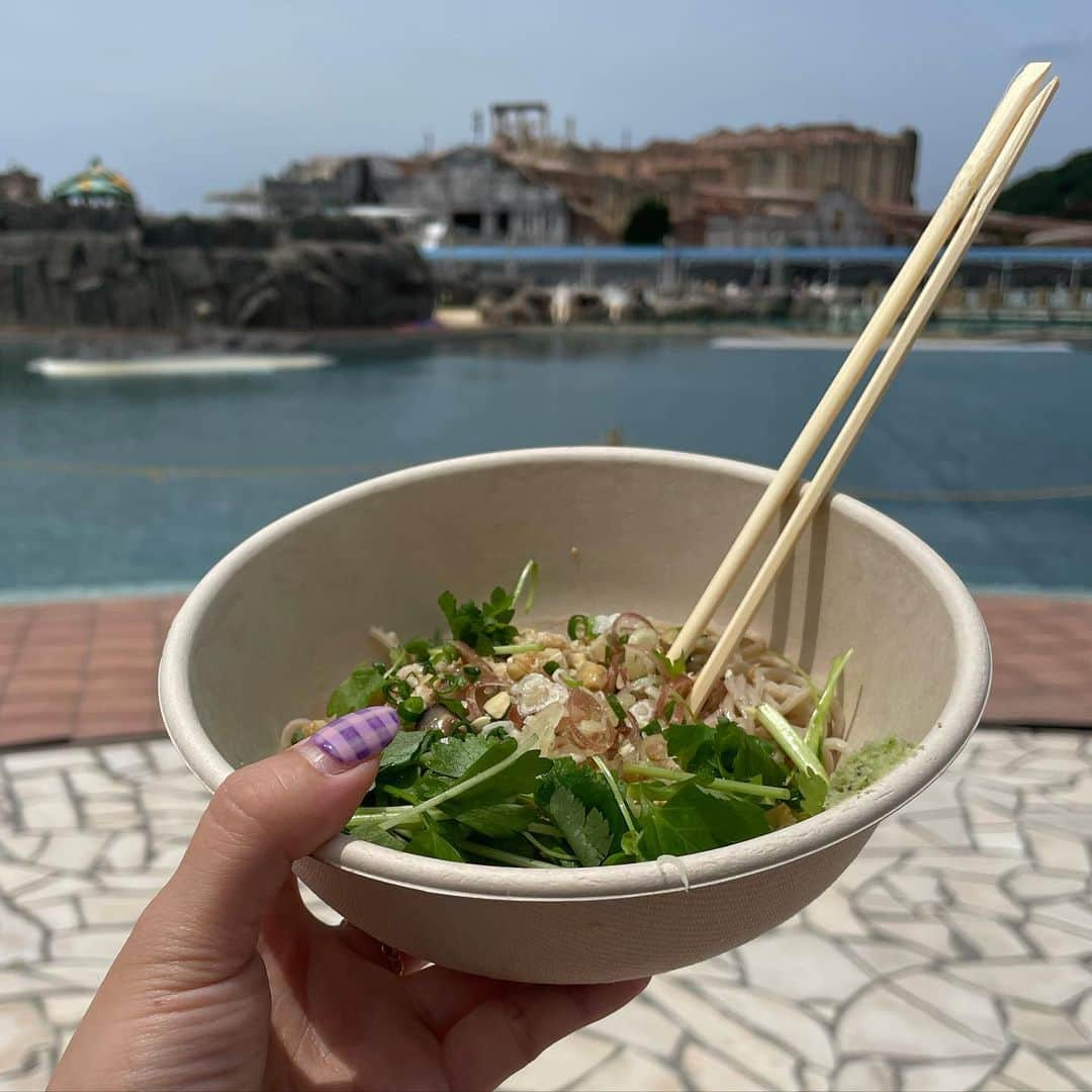 渡辺梨夏子さんのインスタグラム写真 - (渡辺梨夏子Instagram)「森道2023ごはんめも🍝今年は3日間過ごせたので、思う存分にもぐもぐ。去年食べられなかったくるみ蕎麦に、おすすめしてもらったスイーツたち、本能で？見つけてしまったフムスとか😋😋✨やんぐのトムヤムラーメンは安定に美味しいし、夜遅くまで出してくれてるしで、色々なシーンで救われました！感謝〜！  #もぐもぐ記録 #ごはんめも #森道市場2023」5月30日 0時14分 - riiiico462