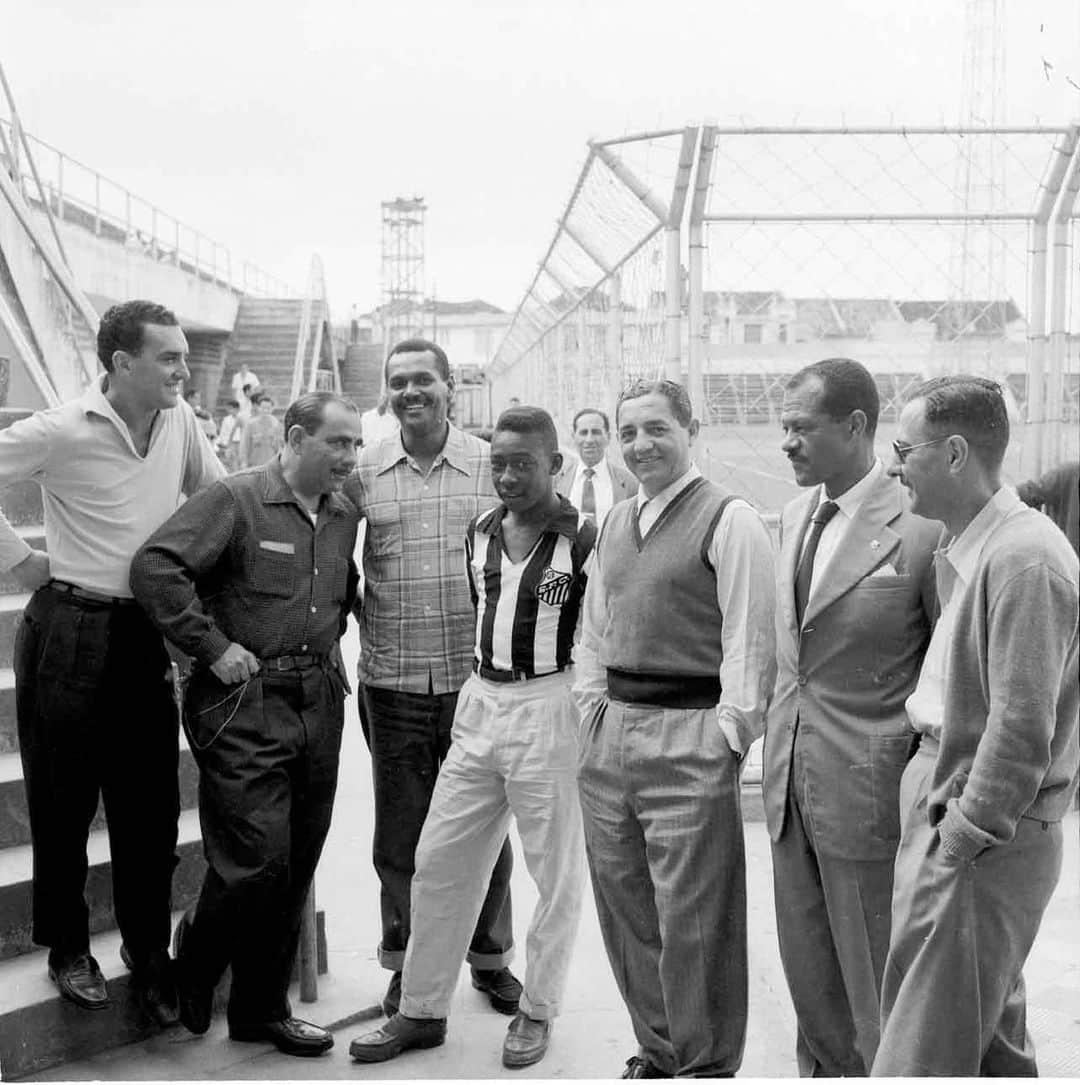 ペレのインスタグラム：「Senhoras e senhores, para nos inspirarmos, compartilhamos essa foto do menino Pelé no início de sua carreira no @santosfc. O início de uma grande história, não só para o futebol santista, mas para o mundo inteiro.  . Ladies and gentlemen, for inspiration, we share this photo of the boy Pelé at the beginning of his career at @santosfc. The beginning of a great story, not only for Santos football, but for the whole world.」