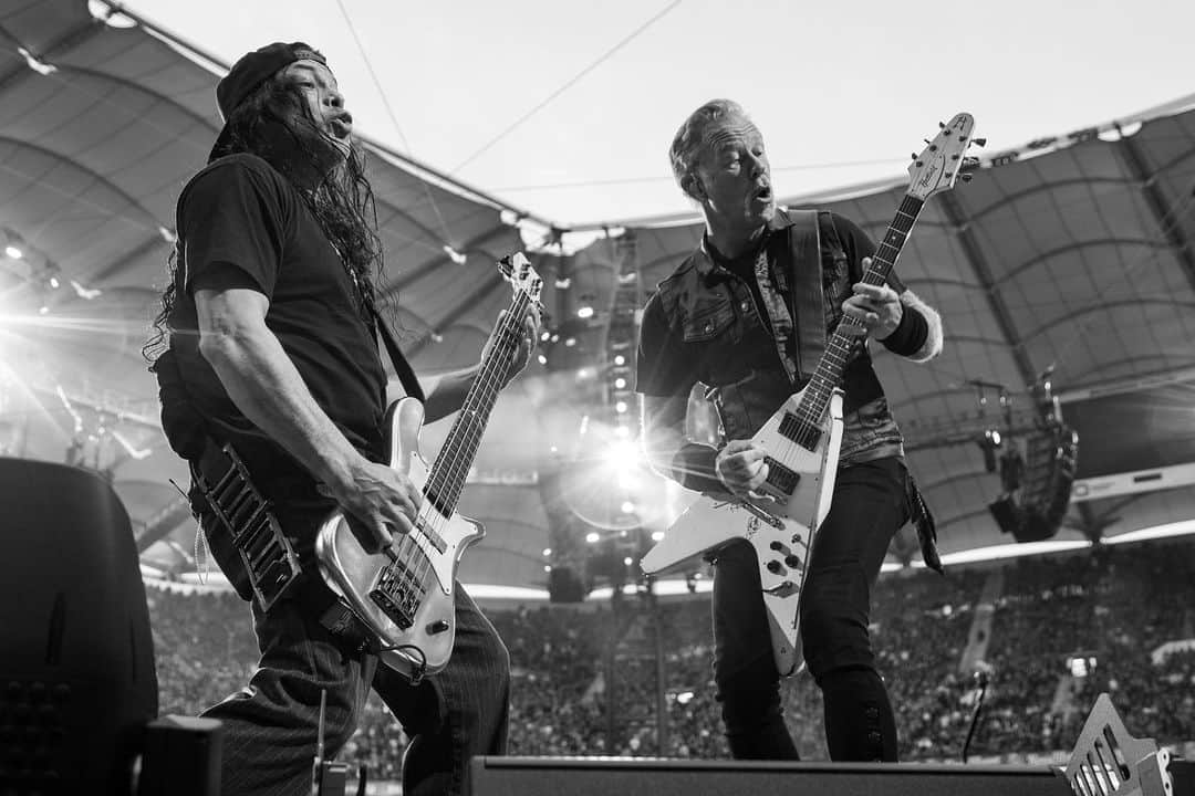 メタリカのインスタグラム：「#M72Hamburg Night 2 through the lens of @brettmurrayphotography. 🇩🇪   #Metallica #M72 #MetOnTour」