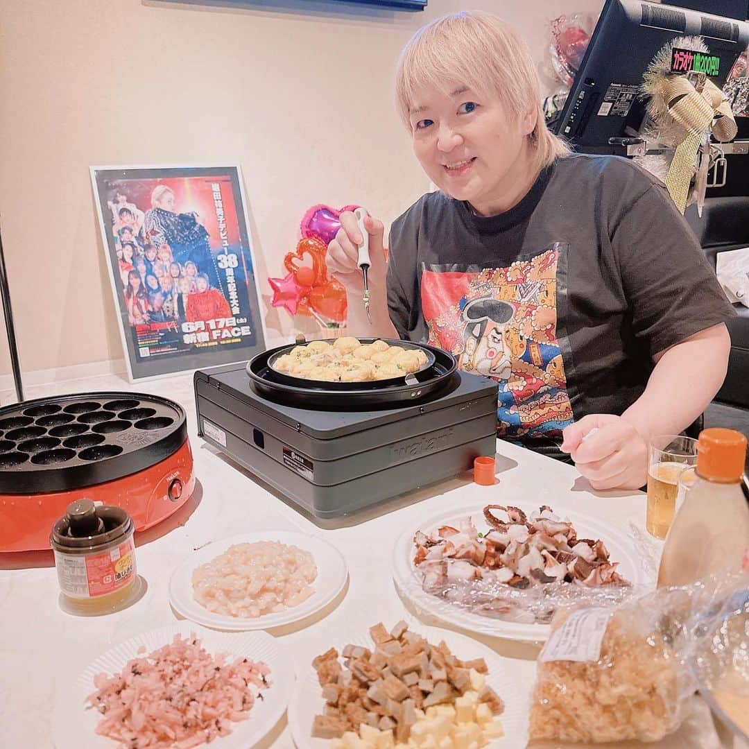 堀田祐美子さんのインスタグラム写真 - (堀田祐美子Instagram)「タコパしたよ〜  関西では一家に一台たこ焼き器！！  強火でカリッと中はトロトロが理想。  高校生まで神戸に住んでて、たこ焼きはよく食べてたし、高校生の時にたこ焼き屋でバイトしてたから昔からたこ焼きにはうるさかった。  皆んなは美味しい美味しいって食べてくれたけど、久しぶりに焼いたらちょっと違う^^;  次回はもっと美味しく作れるように研究しておきます。  @yumiko_hotta  @t_hearts2020  #堀田祐美子 #yumikohotta  #prowrestling  #プロレス #womansprowrestling  #女子プロレス  #hearts82 #t_hearts  #たこ焼き #たこ焼きパーティー」5月30日 0時37分 - yumiko_hotta