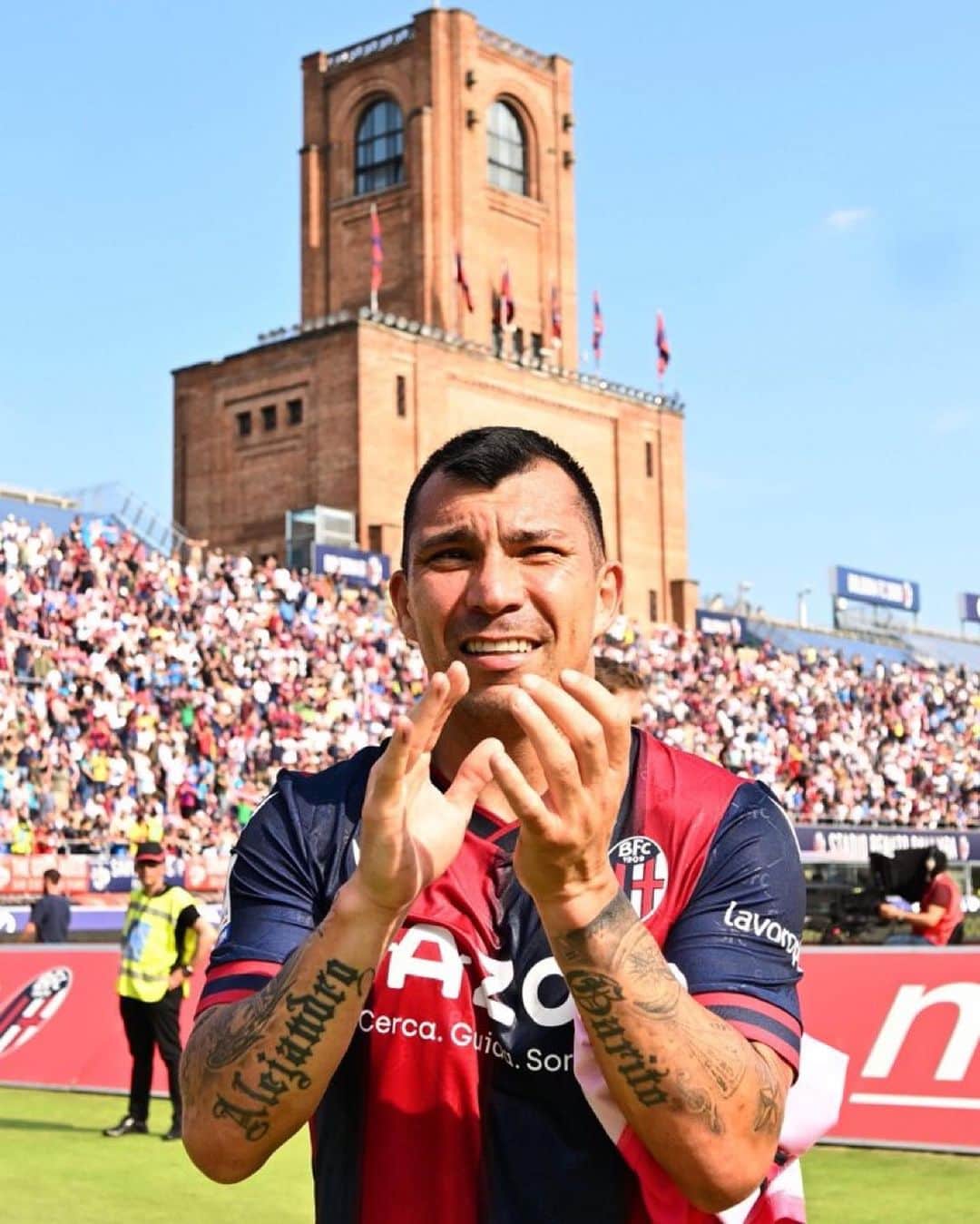 のインスタグラム：「Felicidad y orgullo de vestir 100 veces la camiseta de @officialbolognafc 🔴🔵 Gracias a todos los hinchas por el cariño y el respeto ❤️🫶」