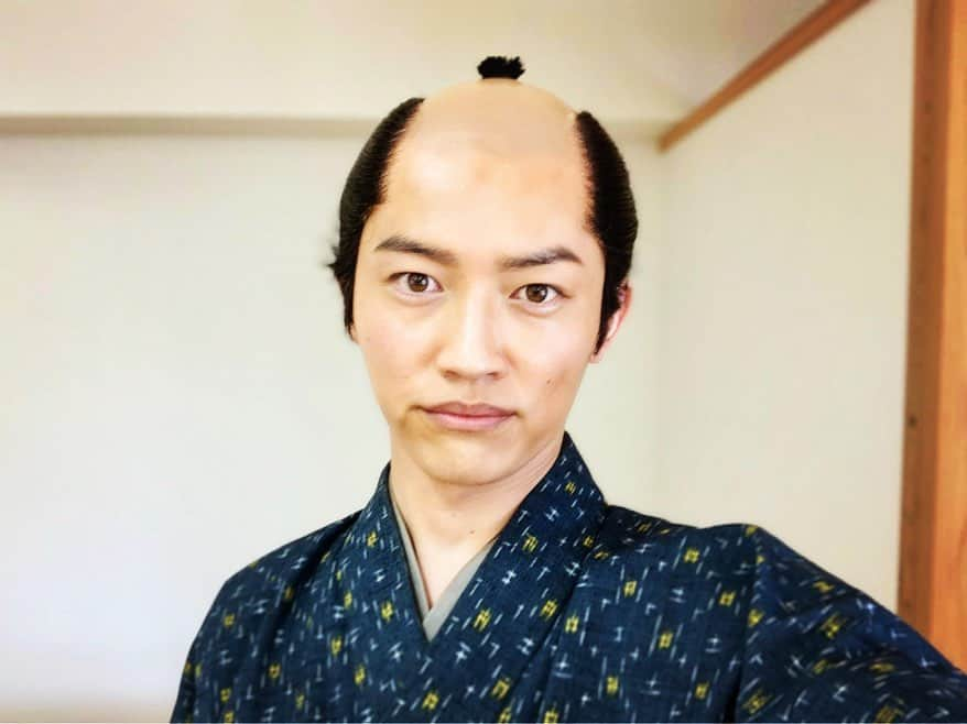 佐伯恵太さんのインスタグラム写真 - (佐伯恵太Instagram)「本日誕生日を迎え、36歳になりました。いつも応援してくださる皆さん、お仕事やプライベートで関わってくださる皆さん、ありがとうございます🙇‍♂️  俳優・サイエンスコミュニケーターとして、着実に成長していける一年にするべく、日々挑戦です！  来月には出演ドラマ「大富豪同心３」の放送が始まります。Instagramで役の写真を初公開です！そして夏にはとある番組も・・・俳優、タレントとしても貪欲に、そしていつでもチャンスが掴めるように、爪を研ぎ続けています。  サイエンスコミュニケーターとしては、これまで築いてきたものを大切にしながら、今年度に立ち上げたエンタメ×科学のプロ集団「asym-line(アシムライン)」のチームメンバーとも一緒に、精力的に活動していきたいと思います！  また、教育への想いも度々発信してきましたが、今年は高校の探求型学習にも携わるチャンスをいただくことができました。想い続ければ、いつか叶う。発信し続ければ、誰かが見てくれている。それは、本当に人に、環境に恵まれていることが大前提だと思います。努力と、感謝の気持ちを忘れず、お世話になった方々に少しずつ恩返ししていけるよう頑張る所存です。引き続き、よろしくお願いいたします！  #誕生日 #俳優 #サイエンスコミュニケーター #タレント #感謝 #挑戦」5月30日 0時44分 - keita_saiki