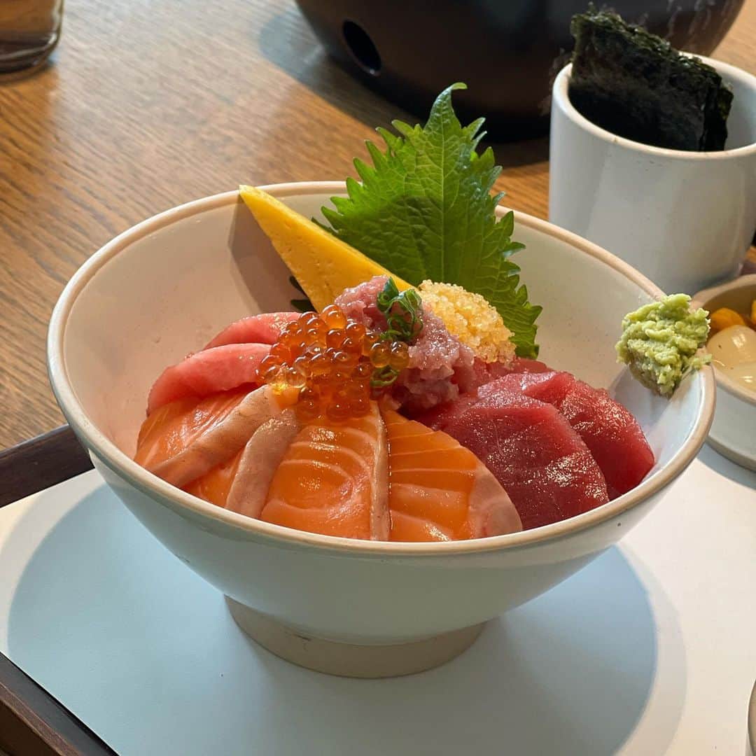 ナム・ボラのインスタグラム：「좋아하는 식당 중 하나인 #오복수산 저 게 요리는 1인 1개 먹어야 합니다!」