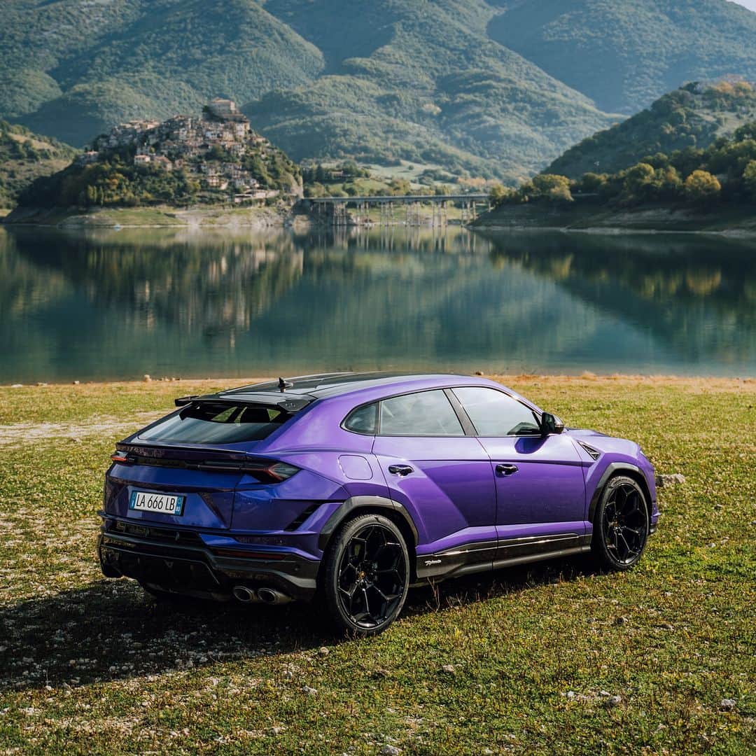 ランボルギーニのインスタグラム：「Raising the bar is in its nature. Sporty and bold, Urus Performante, takes on challenges, even the hardest. Comfort and performance in a Super SUV that excels beyond expectations.  #Lamborghini #UrusPerformante #ForBarRaisersOnly  __ Urus Performante: fuel consumption combined: 14,1 l/100km (WLTP); CO2-emissions combined: 320 g/km (WLTP)」