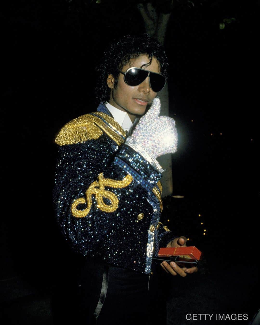 マイケル・ジャクソンのインスタグラム：「“I had been wearing a single glove for years before ‘Thriller’. I felt that one glove was cool. Wearing two gloves seemed so ordinary, but a single glove was different and definitely a look. But I’ve long believed that thinking too much about your look is one of the biggest mistakes you can make, because an artist should let his style evolve naturally, spontaneously. You can’t think about these things; you have to feel your way into them.” – Michael Jackson」