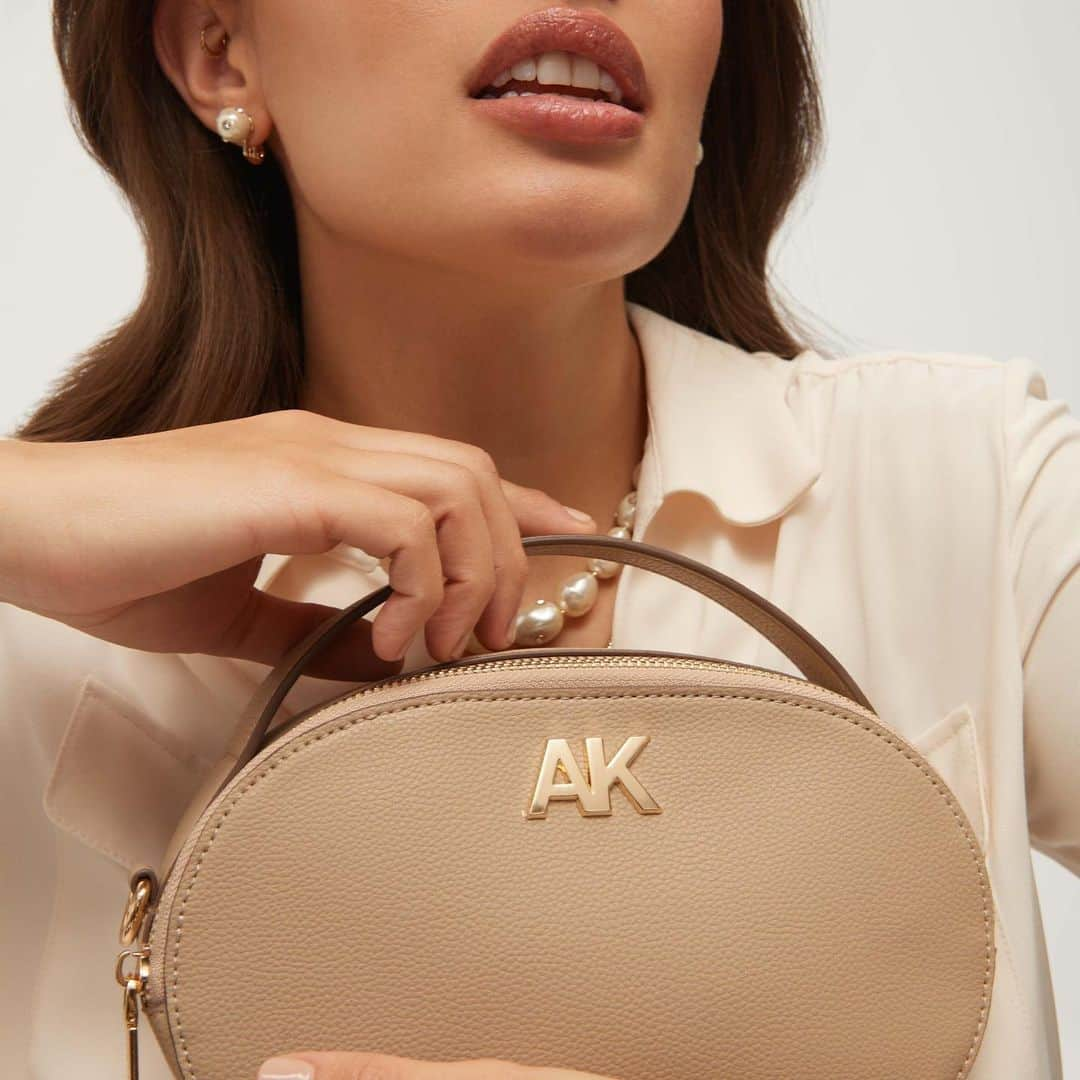 アンクラインのインスタグラム：「From picnics to parades, the Oval AK Crossbody Bag is the perfect Memorial Day companion.」