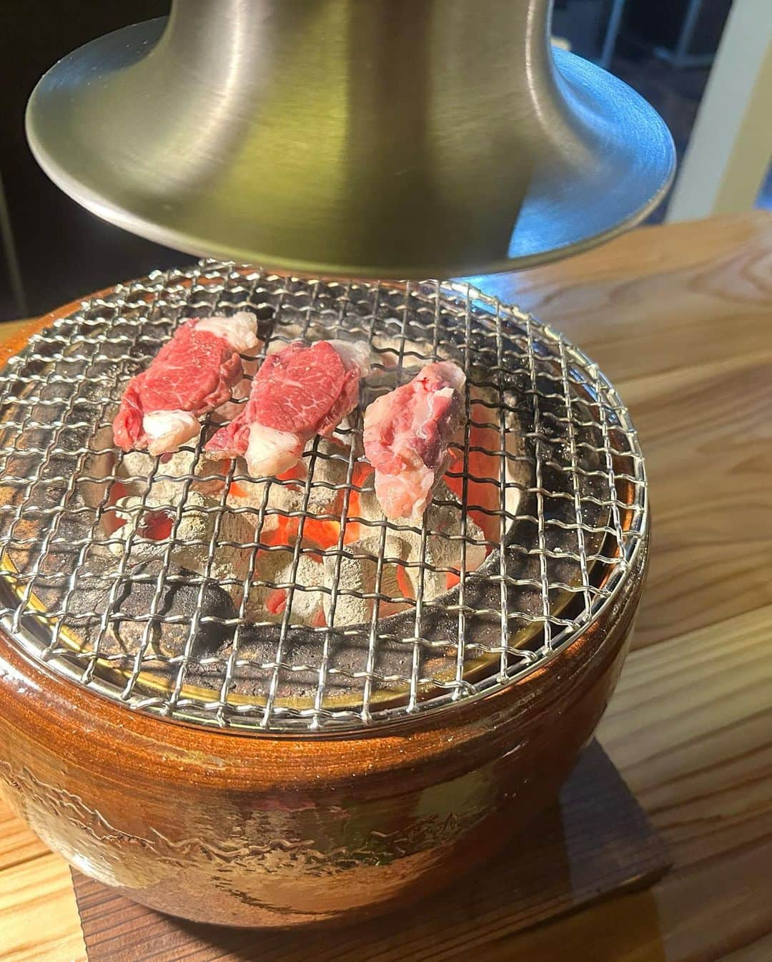 脇あかりさんのインスタグラム写真 - (脇あかりInstagram)「炭火焼きG1 @sumibiyaki__g1   コース料理で、焼肉だけじゃなくイタリアンを取り入れたコース料理😌サラダが途中で出てくるのも、新鮮😳 土鍋で炊いたご飯🍚美味しすぎ🥺 土鍋ってだけでも、🥺🥺🥺 やばぃってなるのに、食べてもっとやばぃぃぃぃぃぃー！！！！ってなるやんね☺️笑  シェフのこだわりが沢山詰まったお店で季節によって変わるメニューがその時しか味わえないから、嬉しい🥰🥰🥰  #別府　#beppu #別府グルメ　#別府駅　#別府観光　#別府温泉 #別府旅行　#벳푸　#온천　#여행」5月30日 0時55分 - akari_waki_official