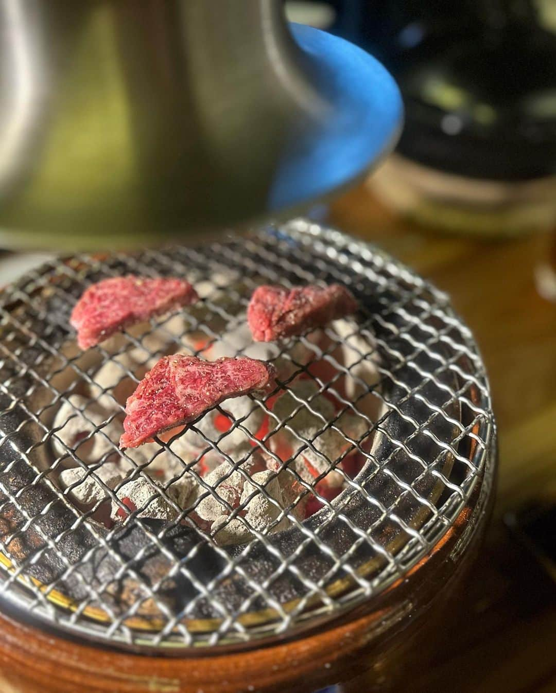 脇あかりさんのインスタグラム写真 - (脇あかりInstagram)「炭火焼きG1 @sumibiyaki__g1   コース料理で、焼肉だけじゃなくイタリアンを取り入れたコース料理😌サラダが途中で出てくるのも、新鮮😳 土鍋で炊いたご飯🍚美味しすぎ🥺 土鍋ってだけでも、🥺🥺🥺 やばぃってなるのに、食べてもっとやばぃぃぃぃぃぃー！！！！ってなるやんね☺️笑  シェフのこだわりが沢山詰まったお店で季節によって変わるメニューがその時しか味わえないから、嬉しい🥰🥰🥰  #別府　#beppu #別府グルメ　#別府駅　#別府観光　#別府温泉 #別府旅行　#벳푸　#온천　#여행」5月30日 0時55分 - akari_waki_official