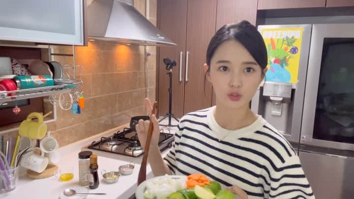 ナム・ボラのインスタグラム：「드디어 요리 콘텐츠를 만들어 봤어요 #호박볶음  담엔 어떤 요리를 해볼까요? 만들어보고 싶거나 궁금한 요리 있으신가요? 제가 한 번 만들어보겠습니다😊❤️」