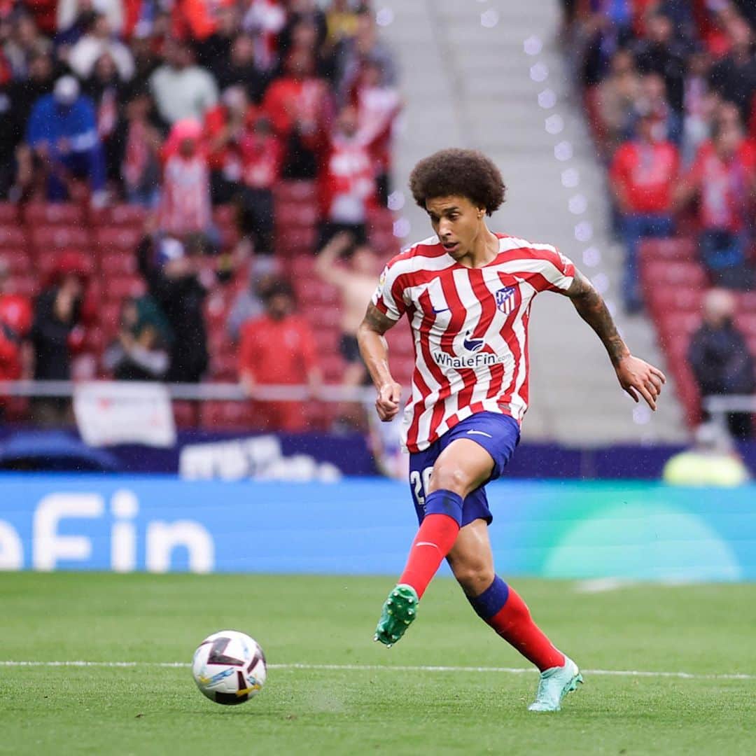 アクセル・ヴィツェルのインスタグラム：「Happy to celebrate our final home game with a victory 🙌🏽 Thank you all for the support, one final push on Sunday 💪🏽 #AúpaAtleti 🔴⚪️」