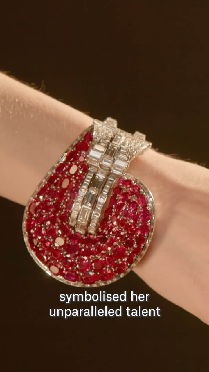 クリスティーズのインスタグラム：「Hollywood Glamour 🎬✨   Join us at Christie’s New York to view the Magnificent Jewels of Anne Eisenhower from 2 – 6 June.   Lot 14E: THE EXCEPTIONAL VAN CLEEF & ARPELS RUBY AND DIAMOND ‘JARRETIÈRE’ BRACELET Formerly from the Collection of Marlene Dietrich Estimate: $2,500,000 – 4,500,000   The Magnificent Jewels of Anne Eisenhower | New York | 7 June I 10am EST   #ChristiesJewels #christies #AnneEisenhower #Eisenhower #MarleneDietrich #Jarretiere #VCA #VanCleefArpels #rubies #rubybracelet #NewYork #MagnificentJewels #callchristies #bidnow」