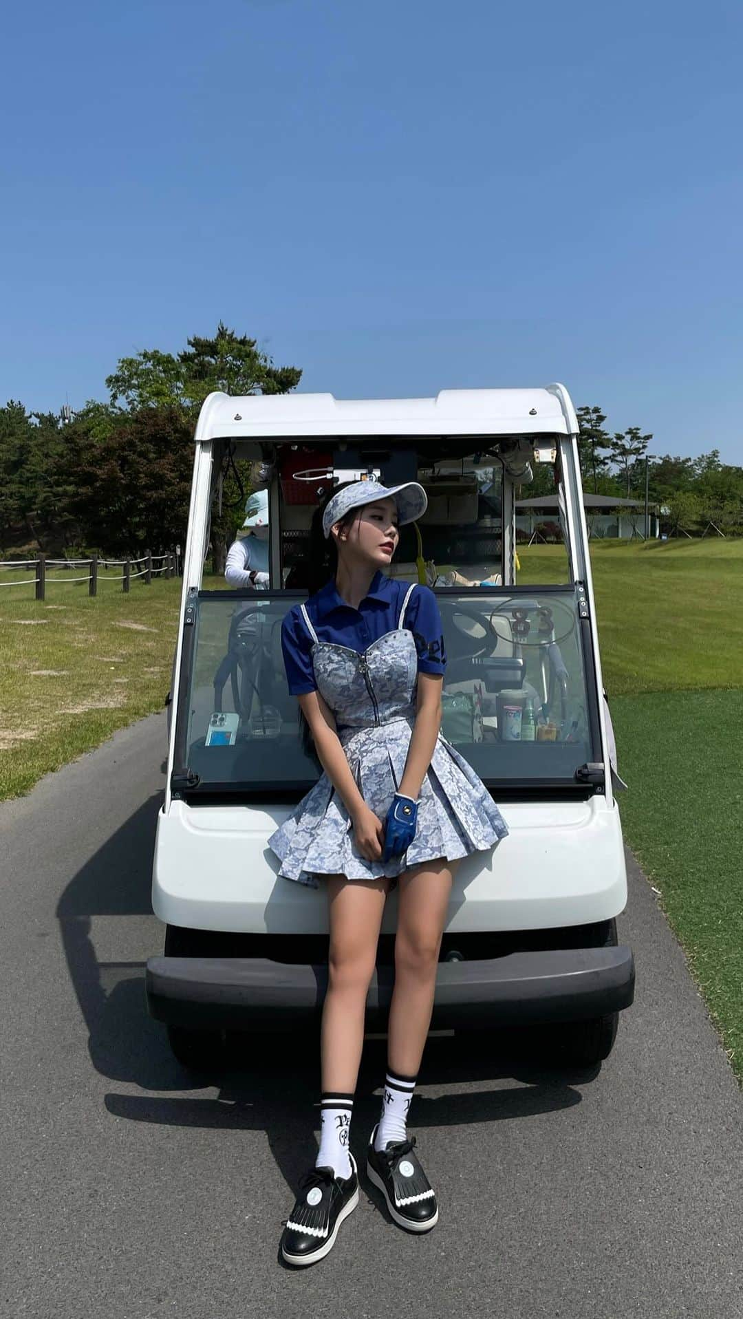 キュリ のインスタグラム：「#광고  Introducing golf wear with both luxury and comfort. It resembles my stage outfit. So I felt more comfortable. It‘s perfect for me. ⚜️ @peltgolf   #PELT #펠트골프」