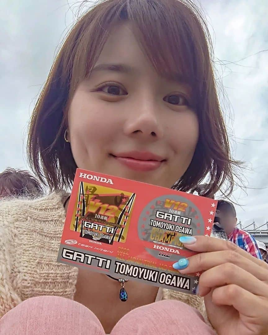 小野木里奈さんのインスタグラム写真 - (小野木里奈Instagram)「_ 『Honda GO BIKE MEETING』 で「トライアルバイクのデモンストレーション」 があったのですが、 このイベントで小川友幸選手のステッカー いただいちゃった🧡🧡 . . トライアルバイクの技を 目の前でまた見れて感激ー！ . トライアルバイクは 今一番やってみたいと思う競技…！ . 他にも、 モトクロスバイクのサウンド体験 もあって実際にアクセル回したときに 全身に響く爆音サウンドが やばかった…🤣 . . 詳しくは、 TV番組『大人のバイク時間～MOTORISE～』 で放送されるのでぜひ観てください😂 . 詳細はまたお知らせしますっ . . . . #hondagobikemeeting #hondabike #hondamotorcycle #hondago #motorcyclelove #ホンダが好きだ #ホンダバイク乗り #ホンダゴーバイクミーティング #バイクミーティング #鈴鹿サーキット #トライアルバイク #モトクロスバイク #モトライズファミリー #モトライズ」5月30日 1時07分 - rina_onogi