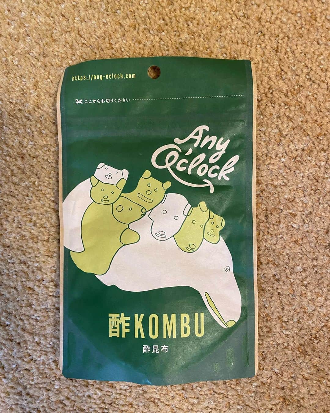 中井美穂さんのインスタグラム写真 - (中井美穂Instagram)「昔懐かしい“酢昆布”が “酢KOMBU“に生まれ変わりましたー！ 昔懐かしい酢昆布ですがかなりキレが良くって昆布そのものの美味しさが生きています。 酸っぱさと甘さが絶妙❤️  味もさることながらこの“酢KOMBU“を買っていただくと売上の一部がNPO法人犬と猫のためのライフボートに寄付されるのです。 このNPOは保護犬、保護猫の里親募集活動、動物病院やアニマルシェルターの運営を含む殺処分からの救命事業に取り組んでいるそうです。  また、パッケージのイラストを手掛けたのは障がい者アーティストの佐々木英明さん。 ずーっと見ていても飽きることがありません。  美味しくいただいた上に寄付もできてアートも楽しめるなんて、素敵ですよね。 “酢KOMBU“を食べておいしく社会貢献してみませんか😊  #slcreations  #安心安全な食材 #お取り寄せ  #エシカル消費  #酢昆布  #真昆布 #三温糖 #醸造酢 #国産はちみつ  #障がい者アーティスト  #佐々木英明 さん #npo法人 #犬と猫のためのライフボート  #社会貢献」5月30日 1時12分 - mihonakai2021