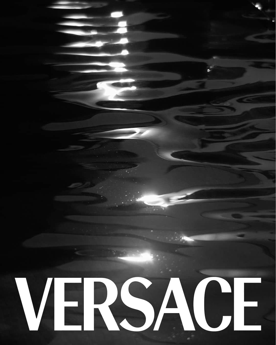 ジャンニヴェルサーチさんのインスタグラム写真 - (ジャンニヴェルサーチInstagram)「The Versace Vacanza  Cannes, South of France.  The collection is available now in-store and at Versace.com.  @donatella_versace @dualipa #VersaceLaVacanza」5月30日 1時21分 - versace