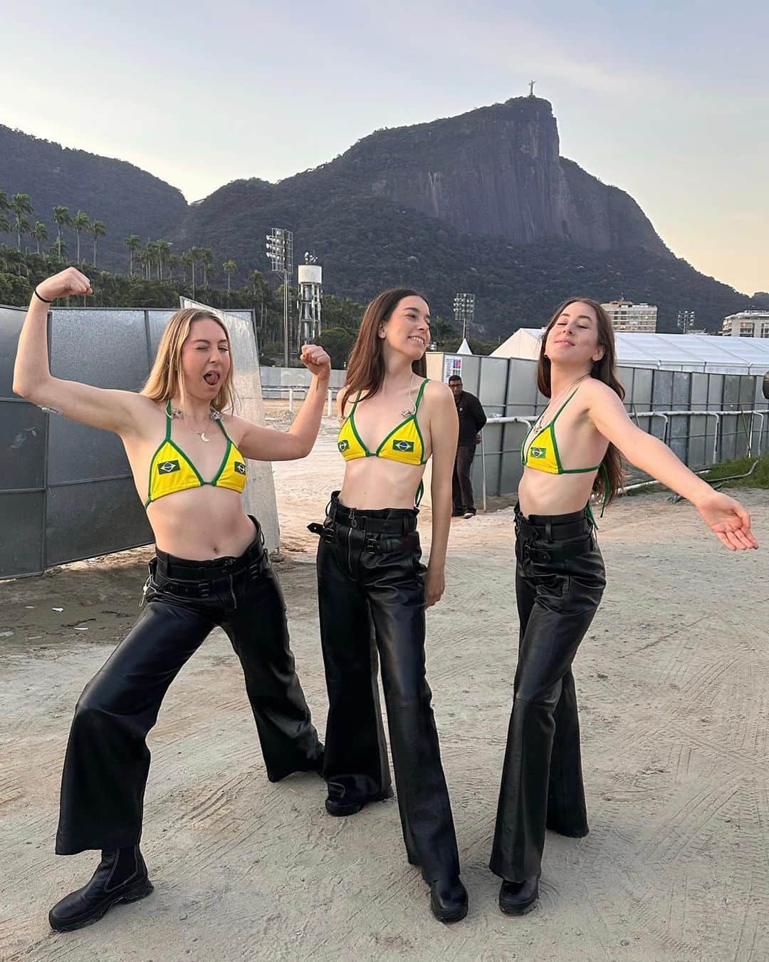 ハイムのインスタグラム：「WE FUCKING LOVE YOU BRAZIL」