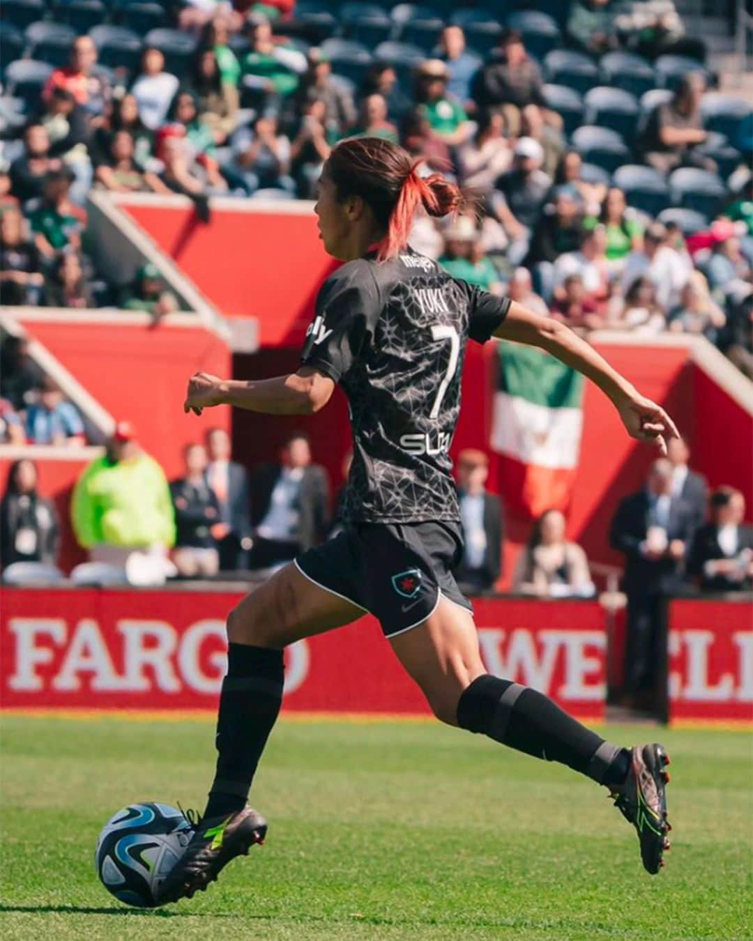 大儀見優季さんのインスタグラム写真 - (大儀見優季Instagram)「"For me, playing soccer at the professional level speaks to my effort to become the person I want to be. I use soccer to express my passion, personality, and confidence. Each day I have an opportunity to show what it means to be pro, as well as a proud Japanese person. There are so many life lessons you can learn from the game. We can connect with new cultures, learn many languages, and most importantly learn to love all. It’s a way of learning how truly valuable this life is as well. In a way, I feel responsible to set a good example for the younger generation in soccer.”  Yuki Nagasato  #diadora #diadoracalcio」5月30日 1時28分 - yuki_nagasato