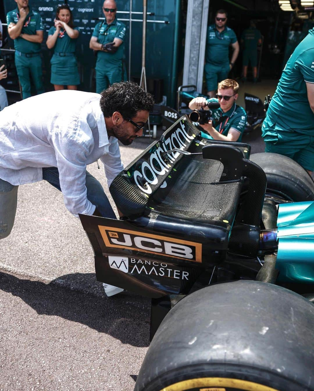 ヒューゴボスさんのインスタグラム写真 - (ヒューゴボスInstagram)「Motorsport spectating done right on the streets of the Principality. #Matteoberrettini gives us a peep behind the scenes of the #MonacoGP with @astonmartinf1 #RaceLikeABOSS」5月30日 1時32分 - boss