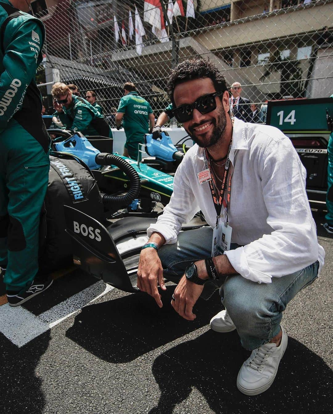 ヒューゴボスさんのインスタグラム写真 - (ヒューゴボスInstagram)「Motorsport spectating done right on the streets of the Principality. #Matteoberrettini gives us a peep behind the scenes of the #MonacoGP with @astonmartinf1 #RaceLikeABOSS」5月30日 1時32分 - boss