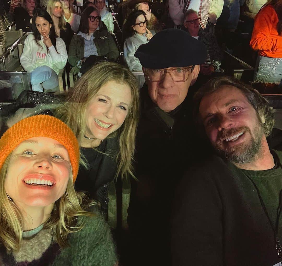 のインスタグラム：「Saw @shaniatwain at the @hollywoodbowl last night and sat next to some really nice randos! Dad was crying by the first song and the randos kept photobombing us but other than that it was a perfect night!!!!」