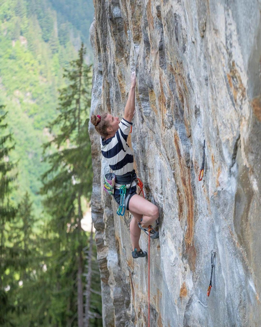 カロリーネ・ジンフーバーさんのインスタグラム写真 - (カロリーネ・ジンフーバーInstagram)「💊 ELEMENTS OF ADDICTION 8b+  superb crimpy testpiece at ‚Bergstation‘. Seems like a perfect route for boulderer, as there are many jugs to rest 🤪 My injured finger passed the crimp test ✊🏻✅   📷 @fabian.leu   @scarpa_at @frictionlabs @belmezattitude @organicclimbing @natureclimbing   #climbing #klettern #escalade #climb #girlswhoclimb #climbing_is_my_passion #climbing_pictures_of_instagram #tirol #zillertal」5月30日 1時51分 - karo_sinnhuber