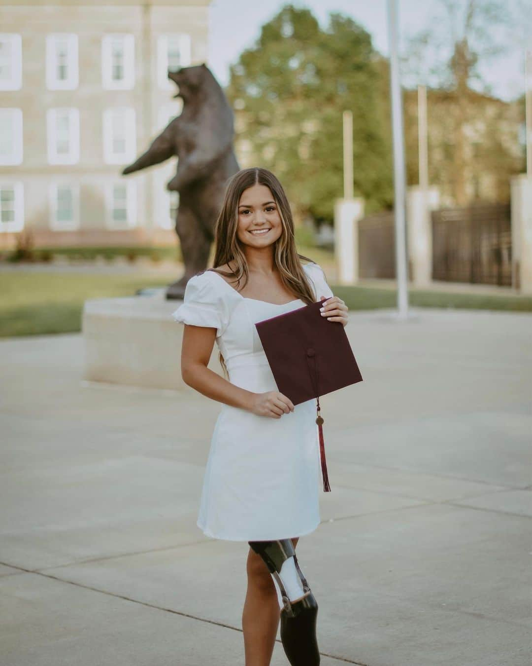 ガビ・シュールのインスタグラム：「Thankful for my time at @missouristate !!🤍🐻」