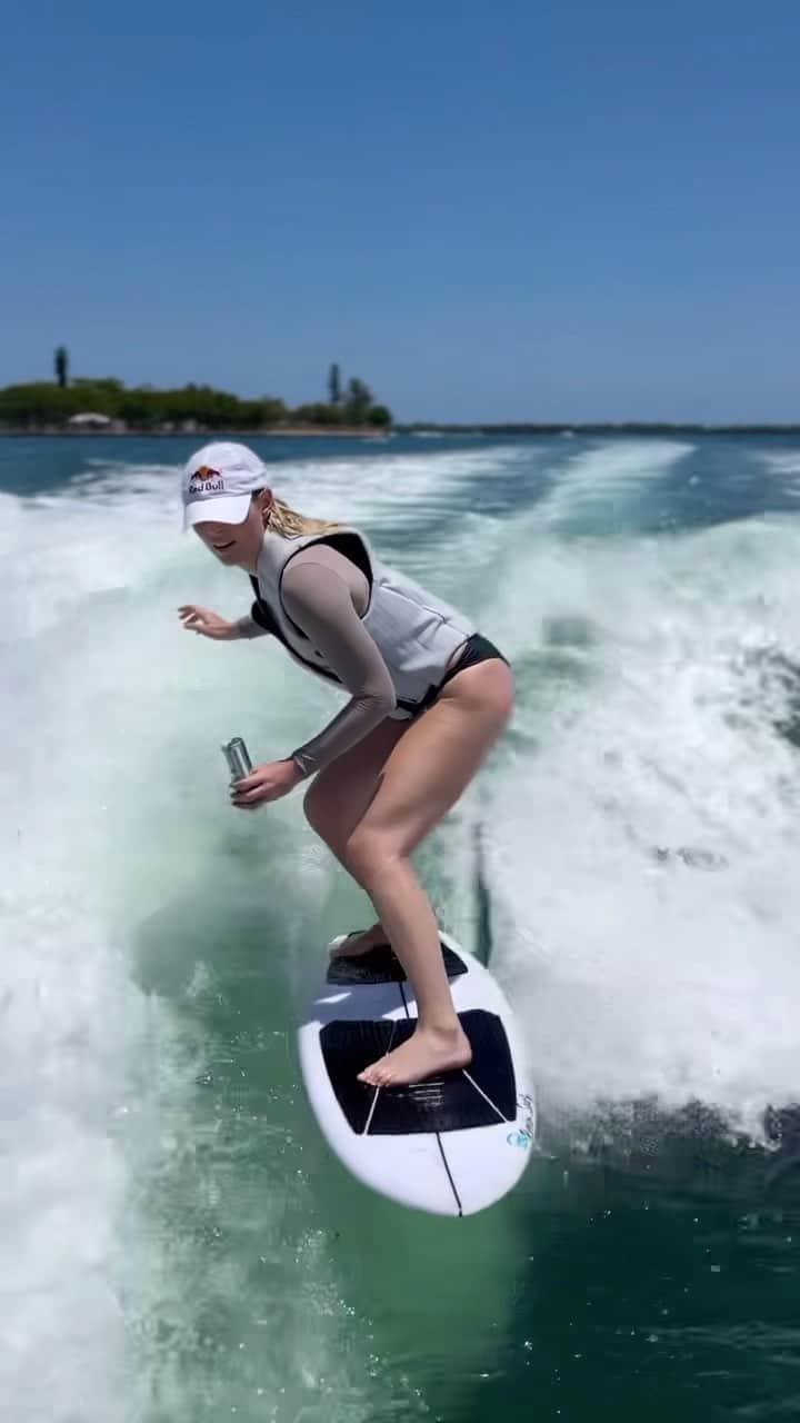 リンゼイ・ボンのインスタグラム：「An amazing weekend at home ❤️🇺🇸  … first wake surf of the summer… getting better!!」