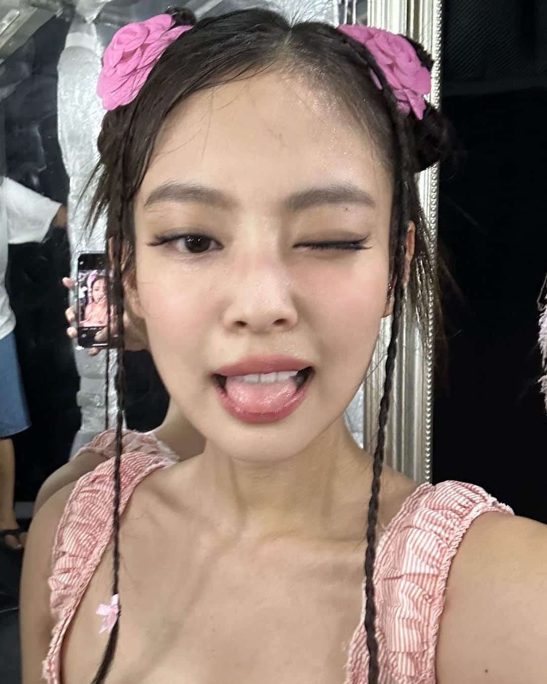 ジェニーのインスタグラム：「Back in Bangkok just after 4 months for encore 🎀🎀🎀 Thank you our thai blinks for all the love and support since day 1. We definitely feel home whenever we're there 🏠 Love you ฉันรักเธอ 💕 #Bornpinktour  PS. Couldnt take cute pics due to sweats from the hotness but here are some selfies 😛」