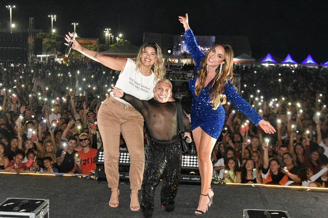 Nicole Bahlsのインスタグラム：「Mais uma vez meus parabéns pelos 209 anos  dessa cidade linda de Maricá / RJ . Foi uma festa incrível e eu ameeeei estar com vocês nessa linda comemoração com shows incríveis ! Que cidade histórica que sonha junto com seu povo . São tantos projetos lindos, carão mumbuca , vermelhinho ( ônibus de graça ) e muitas outras inclusões sociais . Exemplo de cidadania ! Meus agradecimentos a @prefeiturademarica ! Até a próxima ❤️」