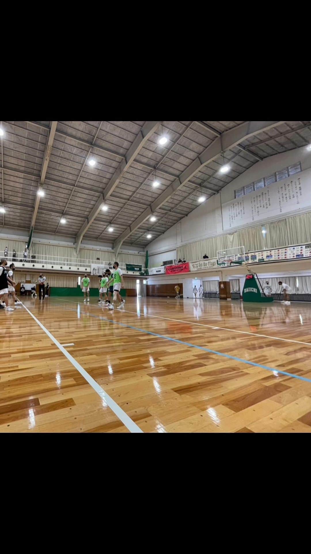 のインスタグラム：「アオキックスのプチ試合解説👟🗣  福岡第一のDFは なにが？どう？えぐいのか！？  ▽フル動画はYouTubeで☑︎ 【GLOBALLERS in 福岡第一｜福岡キャンプDAY２】河村勇輝を産んだ王者たちと激突！アメリカ行きの切符をかけたメンバーたちの最終アピール！！  #バスケ #福岡第一 #河村勇輝 #アオキックス」