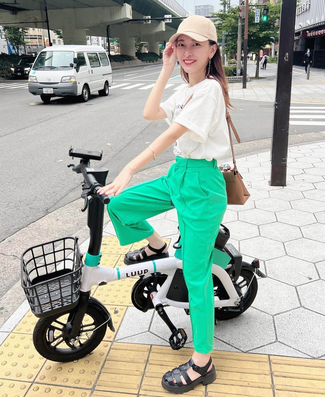 菊池かなこさんのインスタグラム写真 - (菊池かなこInstagram)「←️LUUP🚲🛴に1000円分無料で乗れるよ❣️  1期のアンバサダーをしていたLUUP🫶 大阪で乗ってみたよ〜🚲✨✨  @luup.official 💚  偶然コーデもLUUPカラー😍  東京ではもうどこにでも 当たり前にポートがあるけど、 大阪にも結構増えてて嬉しかった❣️  心斎橋ら辺からホテルまで 電車の乗り換えが面倒だったので LUUPに乗ってみたら、、 あっという間に着いて本当に便利！！！  もっと活用すれば良かった😂  キックボードに乗ってる人はあまり見なかったけど、 自転車の人はちらほら見掛けました👀  神戸、京都、横浜、名古屋にも広がってきてるよ💫 どんどんみんなで乗って広めよう😆  ⬇️5/31まで紹介特典がいつもよりお得‼️  電動キックボード/シェアサイクル「LUUP」 友だち招待キャンペーン開催中🎉 今なら1000円分ライドクーポンがもらえる🙌(1時間くらい乗れちゃう！) --------- 招待コード【RF696ZGJ】 --------- 👇アプリをダウンロードしてはじめよう👇 https://luup.onelink.me/Myjb/share  *.:･.｡**.:･.｡**.:･.｡**.:･.｡**.:･.｡** #luup紹介 #luup#ループ#シェア自転車#シェアキックボード#電動自転車#電動キックボード#電動キックボードのある生活#キャンペーン企画」5月30日 7時30分 - canana_kanako