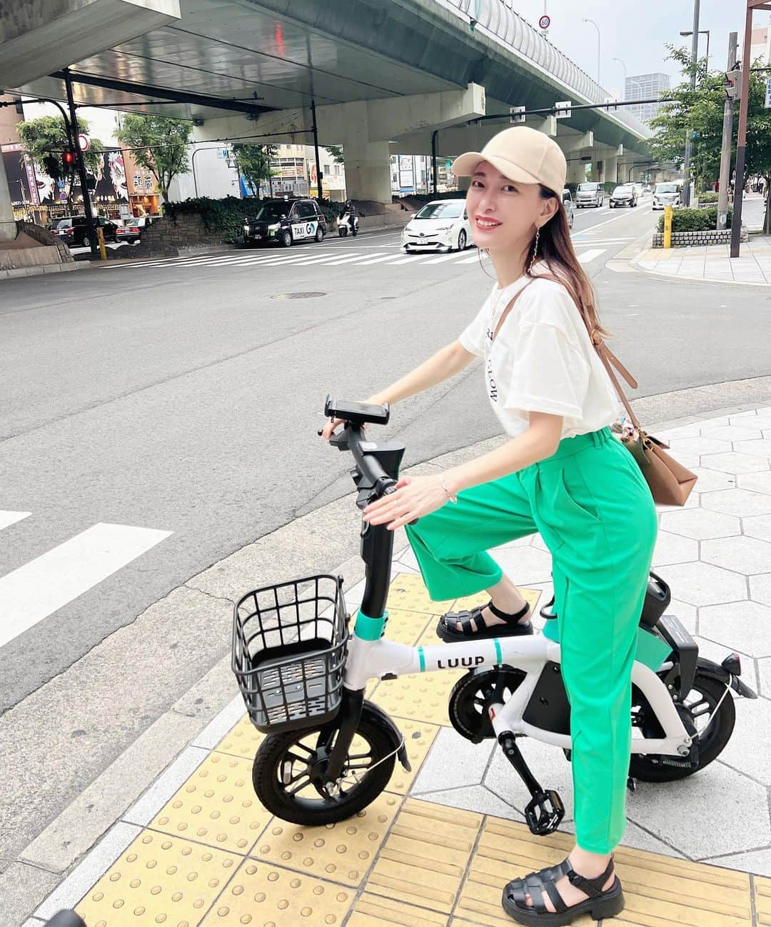 菊池かなこさんのインスタグラム写真 - (菊池かなこInstagram)「←️LUUP🚲🛴に1000円分無料で乗れるよ❣️  1期のアンバサダーをしていたLUUP🫶 大阪で乗ってみたよ〜🚲✨✨  @luup.official 💚  偶然コーデもLUUPカラー😍  東京ではもうどこにでも 当たり前にポートがあるけど、 大阪にも結構増えてて嬉しかった❣️  心斎橋ら辺からホテルまで 電車の乗り換えが面倒だったので LUUPに乗ってみたら、、 あっという間に着いて本当に便利！！！  もっと活用すれば良かった😂  キックボードに乗ってる人はあまり見なかったけど、 自転車の人はちらほら見掛けました👀  神戸、京都、横浜、名古屋にも広がってきてるよ💫 どんどんみんなで乗って広めよう😆  ⬇️5/31まで紹介特典がいつもよりお得‼️  電動キックボード/シェアサイクル「LUUP」 友だち招待キャンペーン開催中🎉 今なら1000円分ライドクーポンがもらえる🙌(1時間くらい乗れちゃう！) --------- 招待コード【RF696ZGJ】 --------- 👇アプリをダウンロードしてはじめよう👇 https://luup.onelink.me/Myjb/share  *.:･.｡**.:･.｡**.:･.｡**.:･.｡**.:･.｡** #luup紹介 #luup#ループ#シェア自転車#シェアキックボード#電動自転車#電動キックボード#電動キックボードのある生活#キャンペーン企画」5月30日 7時30分 - canana_kanako