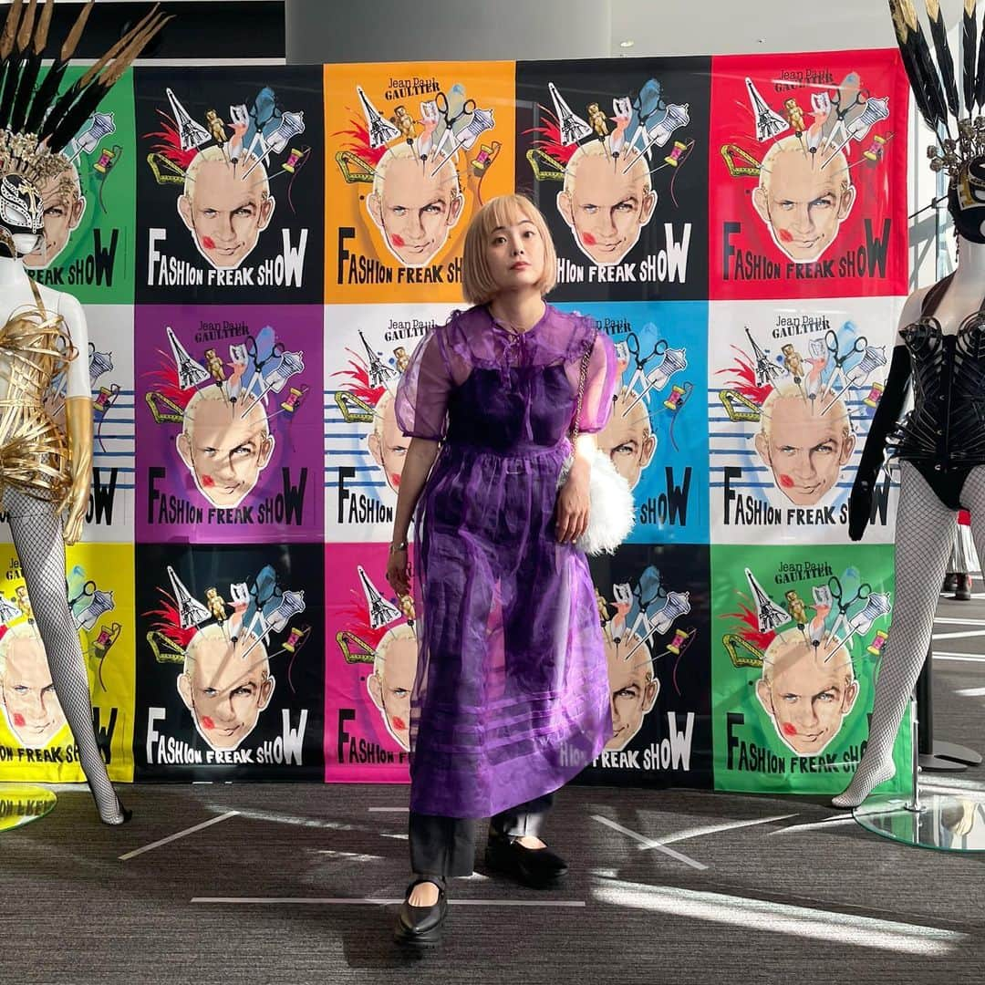 Momoさんのインスタグラム写真 - (MomoInstagram)「ジャンポール・ゴルチエの半生を描いたFASHION FREAKE SHOWを見に行ってきました。 ミュージカルを見るノリで行ったら、開始数秒後には度肝抜かれました😳❗️  ゴルチエのショーピースに、ダンスパフォーマンス、時にセクシーな演出も圧巻で、くるくる変わる舞台背景も瞬きするのを忘れてしまうくらいに引き込まれていきます！ そして、時代を象徴する音楽と共に進められていくストーリー。ファッションと音楽って切っても切り離せない関係性だなぁと改めて感じました。 ㅤㅤㅤㅤㅤㅤㅤㅤ ライブでもあり、ファッションショーでもあり、ミュージカルでもある最高のshowtime🎤🪩🪡日本で公演してくれてありがとう！って気持ち💐 あとは、たくさんオシャレしたくなった😎 ㅤㅤㅤㅤㅤㅤㅤㅤㅤㅤ 東京は今週末まで 6/7からは大阪で公演スタートです🎙️  goodsもかわいくて。 ゴルチエの針山買いました🧵 針刺すのごめんなさいと思いながらもさっそく使ってます😣😂🪡  #fashionfreakshow #jeanpaulgaultier #ファッションフリークショー  #ジャンポールゴルチエ #ももえのコーデ」5月30日 2時36分 - m_o_m_o_e