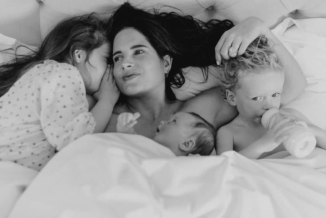 アレクサンドラ・フェルステッドのインスタグラム：「Who knew you could love 3 little things so enormously, unconditionally and in such equal measure.   My beautiful children 🫶🏼  Thank you for capturing @divinedayphotography 📸」