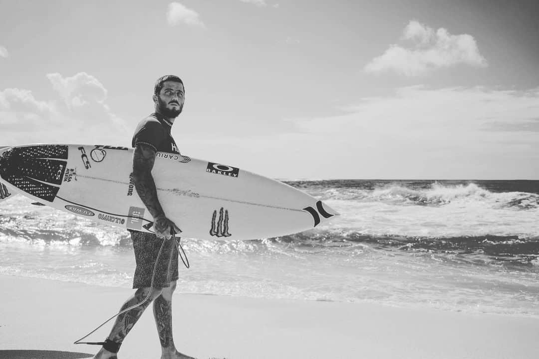 のインスタグラム：「English version pinned in the comments! ❤️  Por amor ao esporte,  *A todos os surfistas brasileiros e a quem mais se sentir incluído nessa mensagem:*  Depois de um longo dia, de muitos pensamentos, análises, notícias e argumentos, percebi que estou cansado, exausto psicologicamente. Não é fácil passar 10 anos engolindo seco.   Sou surfista, original e raiz, que cresceu no meio de surfistas de verdade, e o justo sempre foi um dos pontos principais na minha vivência. Por isso me sinto cansado.  Por amor ao esporte, eu sigo firme e forte. E, agora, estou com sentimento de felicidade ao ver os posts do Gabriel Medina, Ítalo Ferreira, e muito outros, que ainda podem aderir à ideia de que o que buscamos será sempre a evolução do esporte, com justiça e transparência.  Não queremos nada além do justo. Nada além do que é de direito nosso. Precisamos que a nossa voz seja ouvida e respeitada, pois, afinal, nós somos os protagonistas disso tudo!  Por fim, espero que todos, família, amigos, fãs e patrocinadores, entendam meu posicionamento sobre essa situação e estejam me apoiando da melhor forma!   Ps: quero que fique bem claro que os outros surfistas, independente de suas nacionalidades, não têm nada a ver com isso. Assim como eu, eles também estão batalhando pelos seus sonhos. E atacá-los ou desrespeitá-los não vai mudar nada, só fica pior para nós brasileiros!   Filipe Toledo」