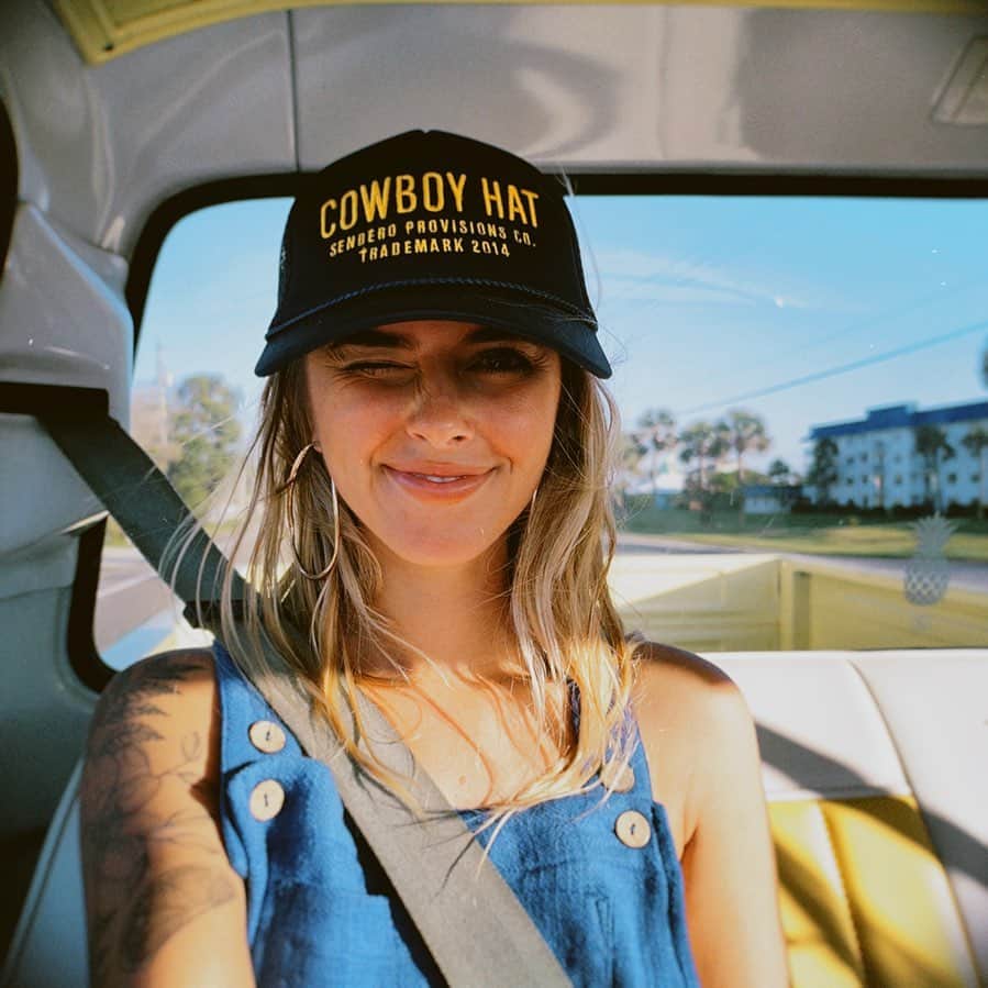 Emily Zeckのインスタグラム：「My cowboy hat hat」