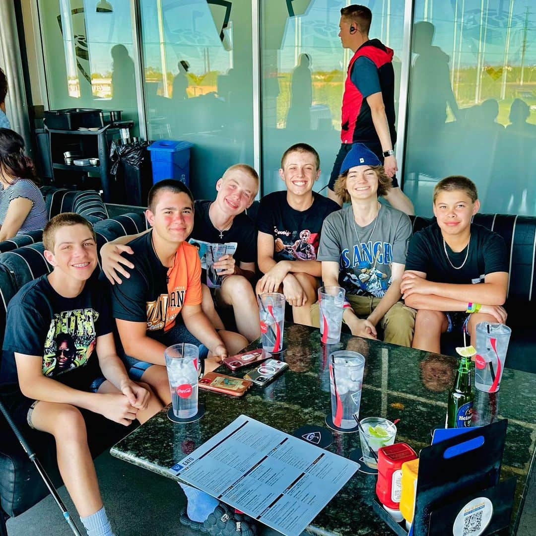 ジャクソン・ロバート・スコットのインスタグラム：「Top Golf ⛳️🏌️‍♂️ celebrations! Happy Birthday to my friend Oliver! #topgolf」