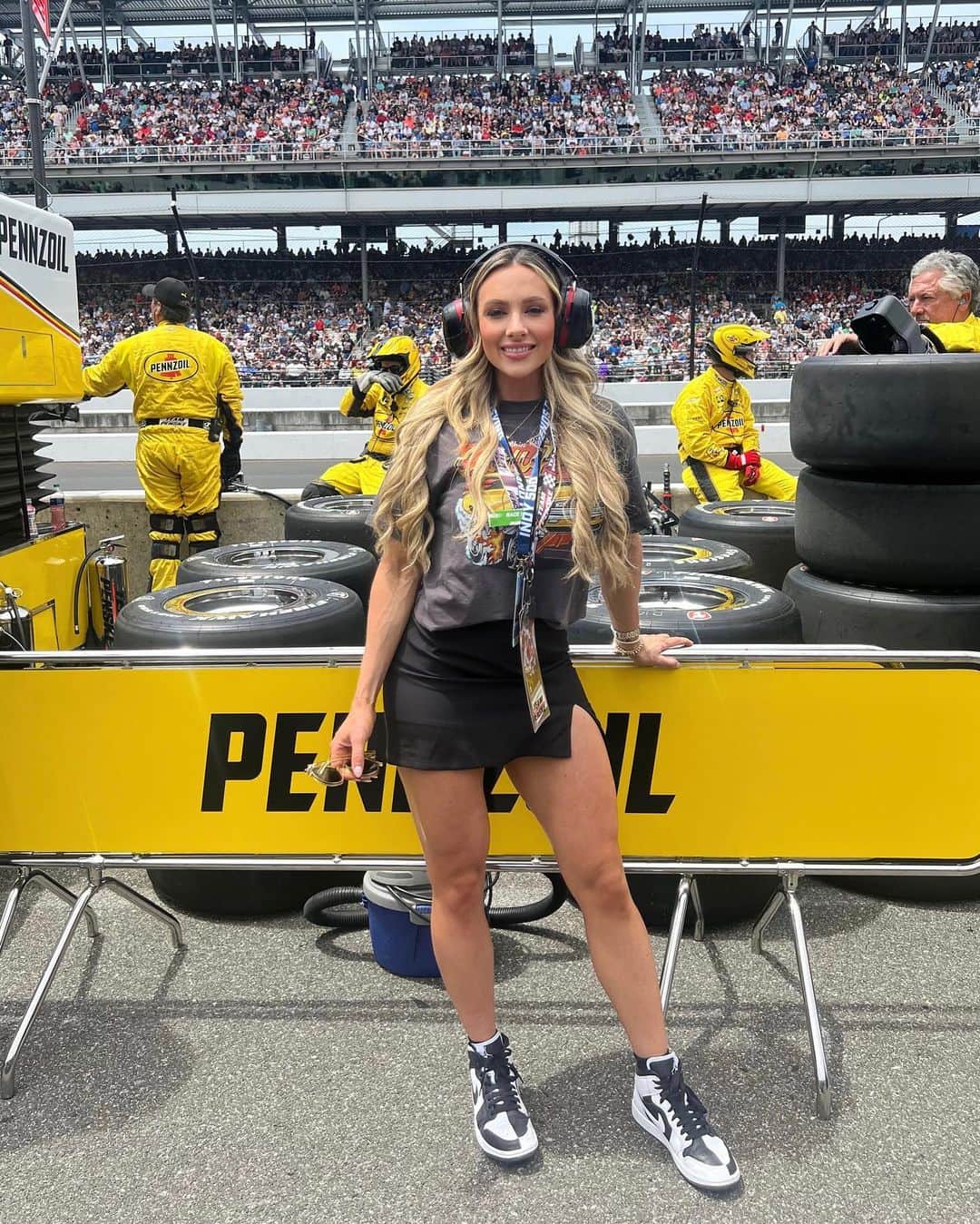 Paige Hathawayさんのインスタグラム写真 - (Paige HathawayInstagram)「I’m now an @indycar girl! 🏎️💨💨  #indy500 #goodranchers #ootd #indiana #indycar」5月30日 2時58分 - paigehathaway