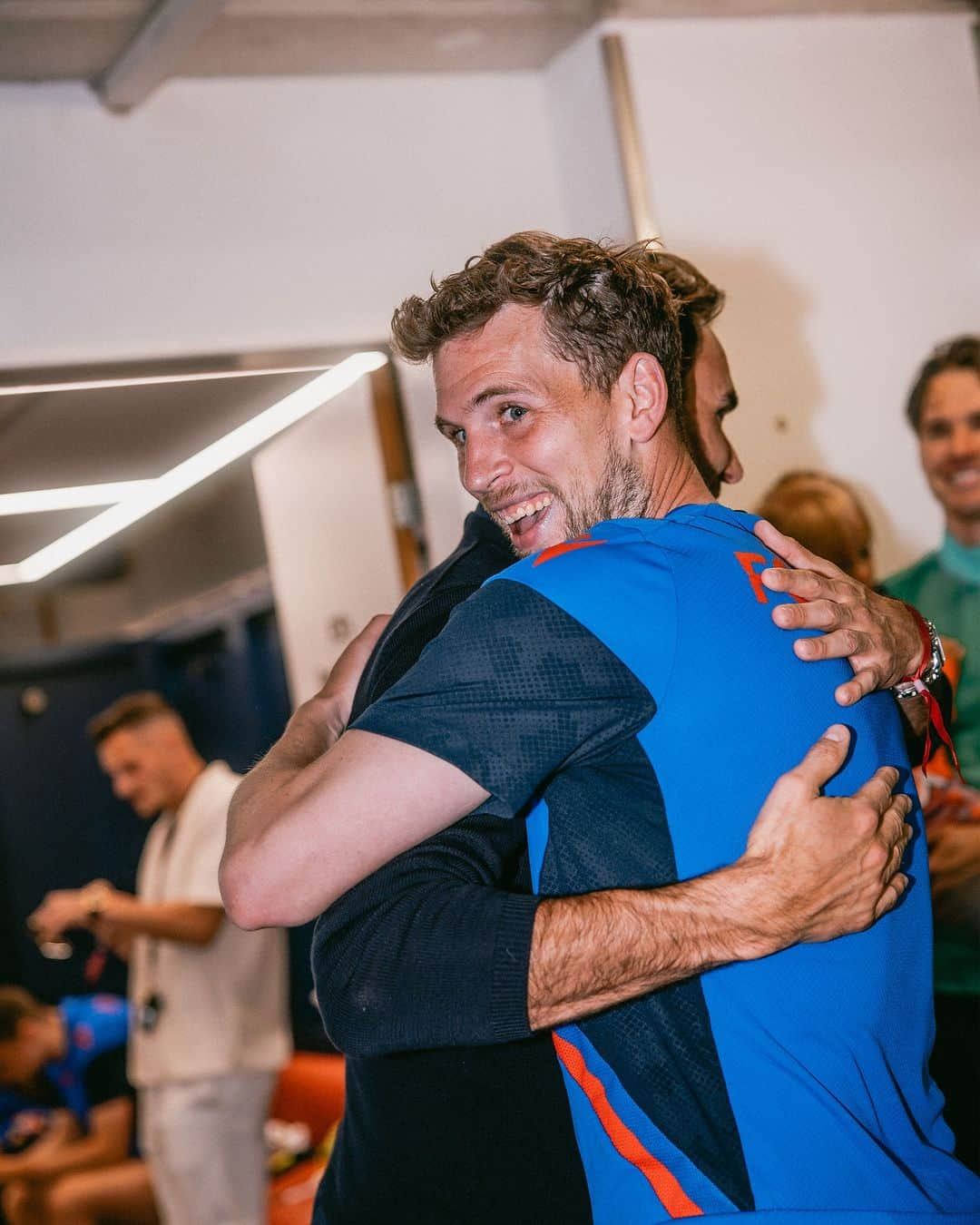 FCバーゼルさんのインスタグラム写真 - (FCバーゼルInstagram)「🐐 Just got visited by the GOAT 😍  Em Fabi si Gsicht seit alles 🤩  #FCBasel1893 #MirSinBasel」5月30日 3時01分 - fcbasel1893