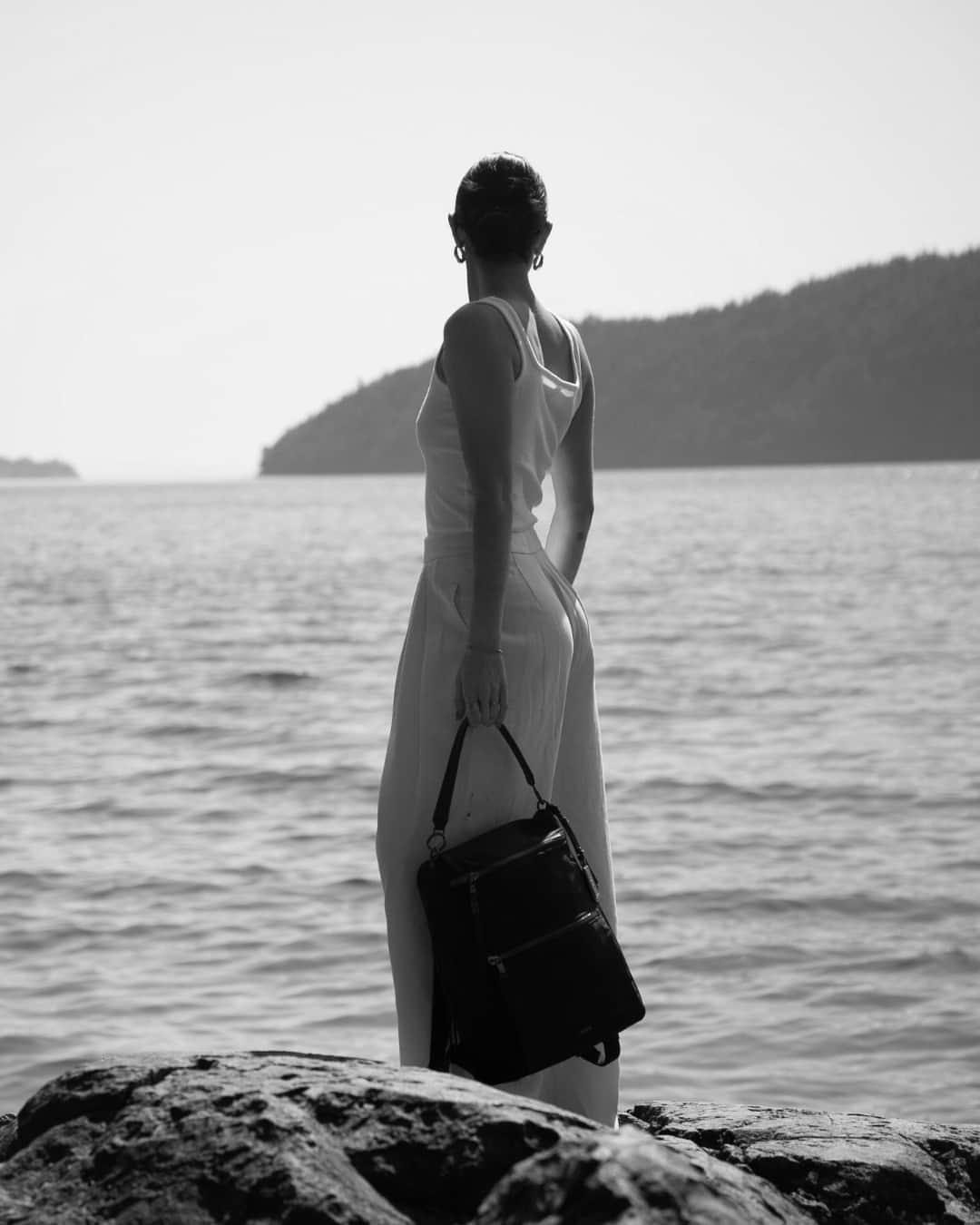 トゥミのインスタグラム：「Setting the mood for summer.  #TUMI」