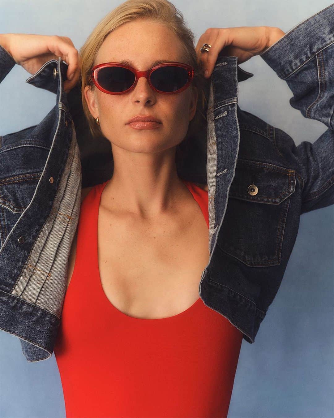 オリバーピープルズのインスタグラム：「A pop of color for the season ahead. 1969C in Translucent Red + Carbon Grey. Courtesy of @netaporter」