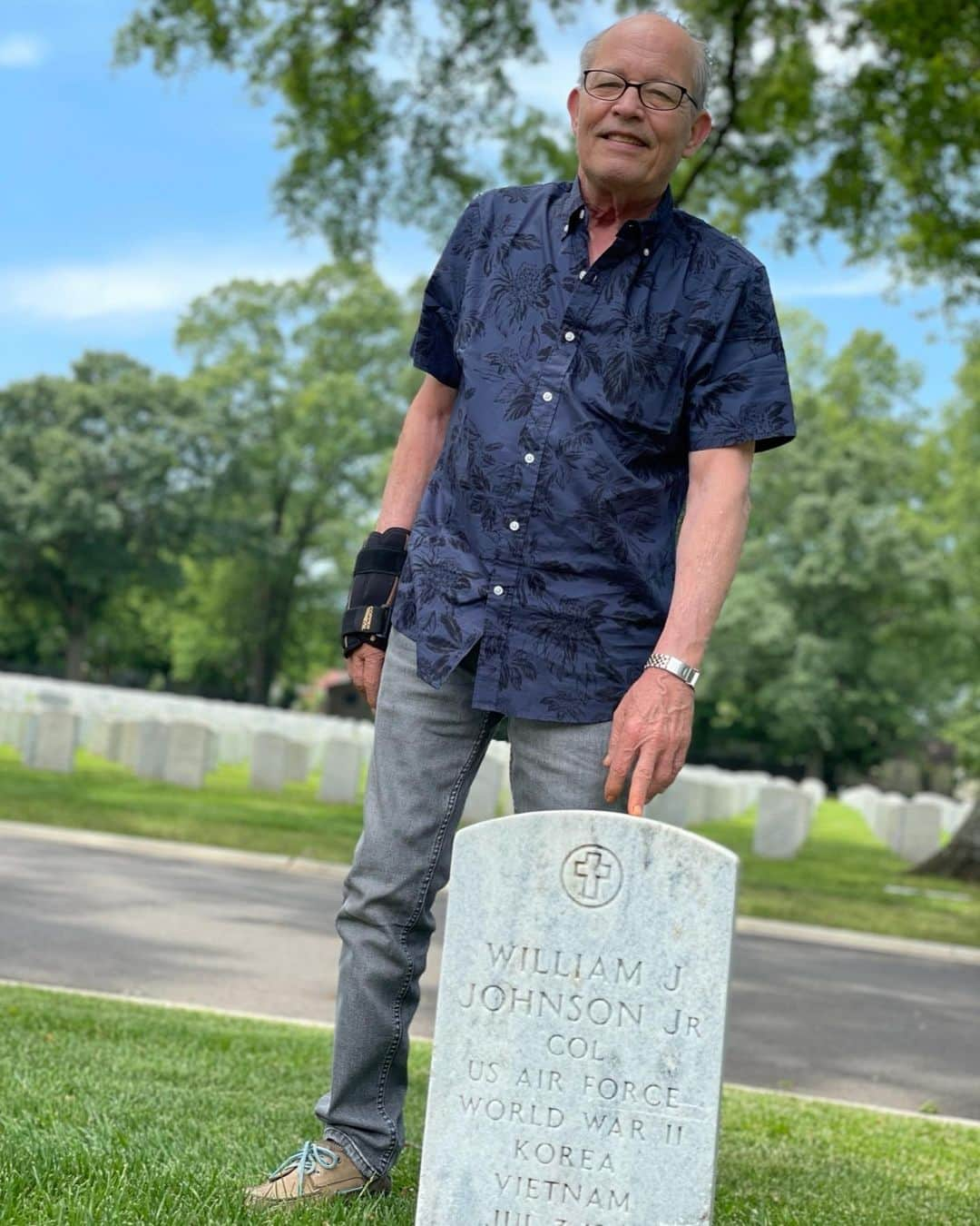 クレア・グラントのインスタグラム：「Every year I try my best to make it back to Memphis in May. Not for the BBQ, though it absolutely is the best in the nation, but to be with my Dad when he goes to the military cemetery where so many of our relatives are buried. My grandfather, “The Colonel” isn’t just a legend in our family, but also in the Air Force. He was a “Flying Tiger” who fought in 3 wars, was shot down twice over enemy battleground and survived by locals who risked their lives to carry him by foot through the jungle. I always wish that I had been old enough before he died to hear his stories in his own words, but I’m lucky enough to have my Dad around to retell his stories to me. To all those in service to our country- thank you. And to all of those who we lost protecting our country- thank you. We will never forget you.」