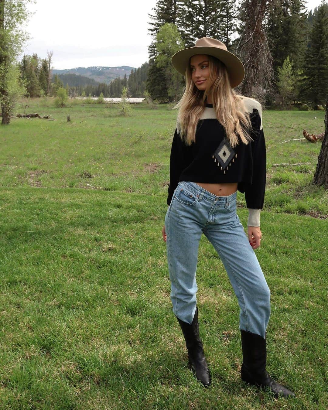 Taylor Howardさんのインスタグラム写真 - (Taylor HowardInstagram)「Wyoming 🏹🤎」5月30日 3時13分 - taylorjustine