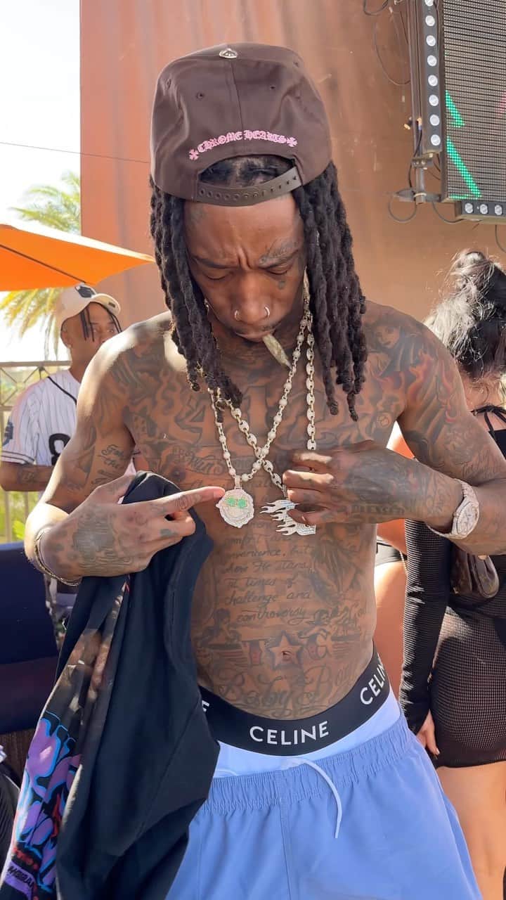 ウィズ・カリファのインスタグラム：「CALI SOBER   VEGAS TRIPPIN✌🏾😎🫵🏽👅☮️💜🍄」