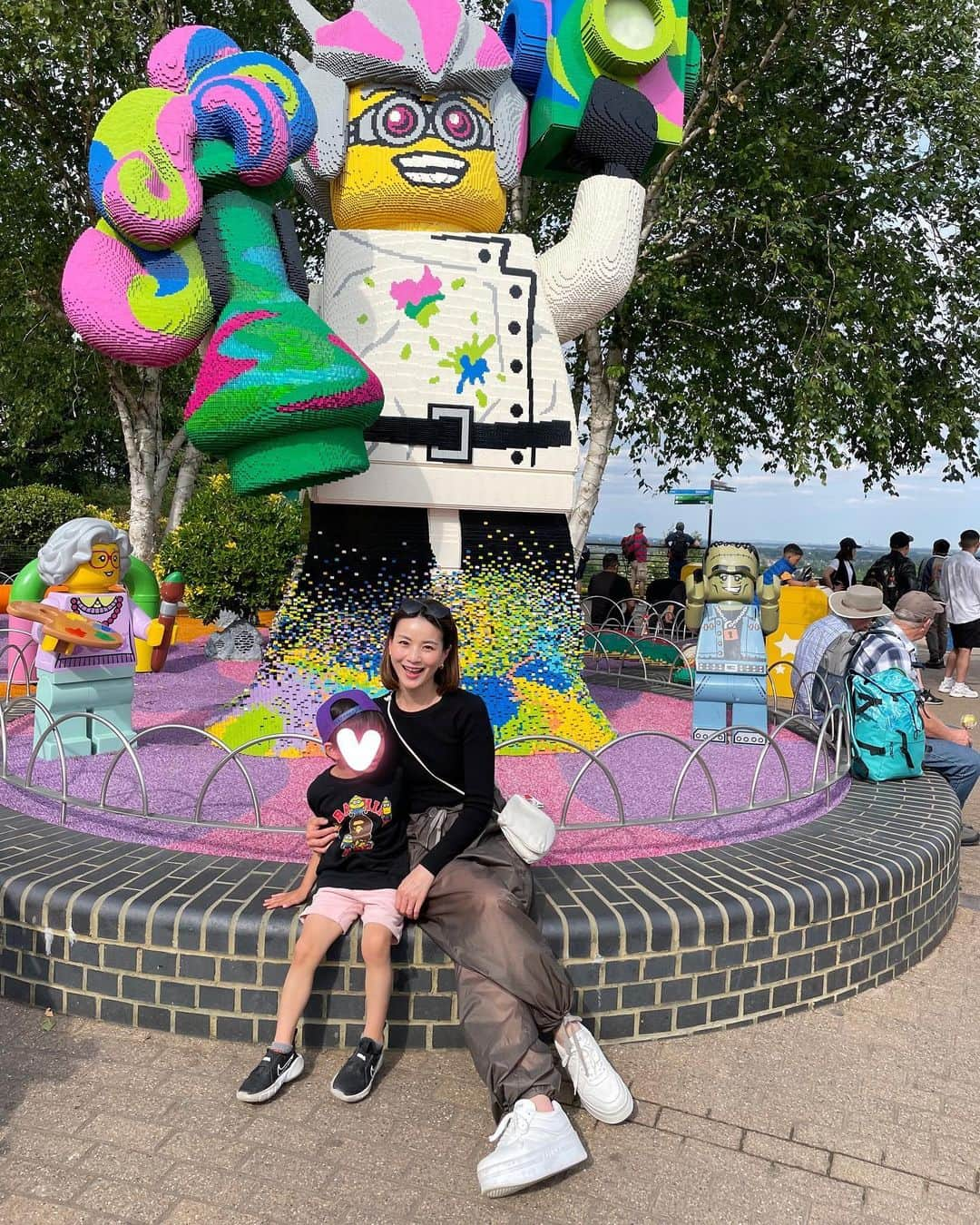 秋元玲奈のインスタグラム：「Half term treats for the kids ...  and myself ofcourse❗️😎  レゴランドを満喫。  #london #londonlife #legolandwindsor  #halftermactivities  #halftermbreak  #mumofthree」