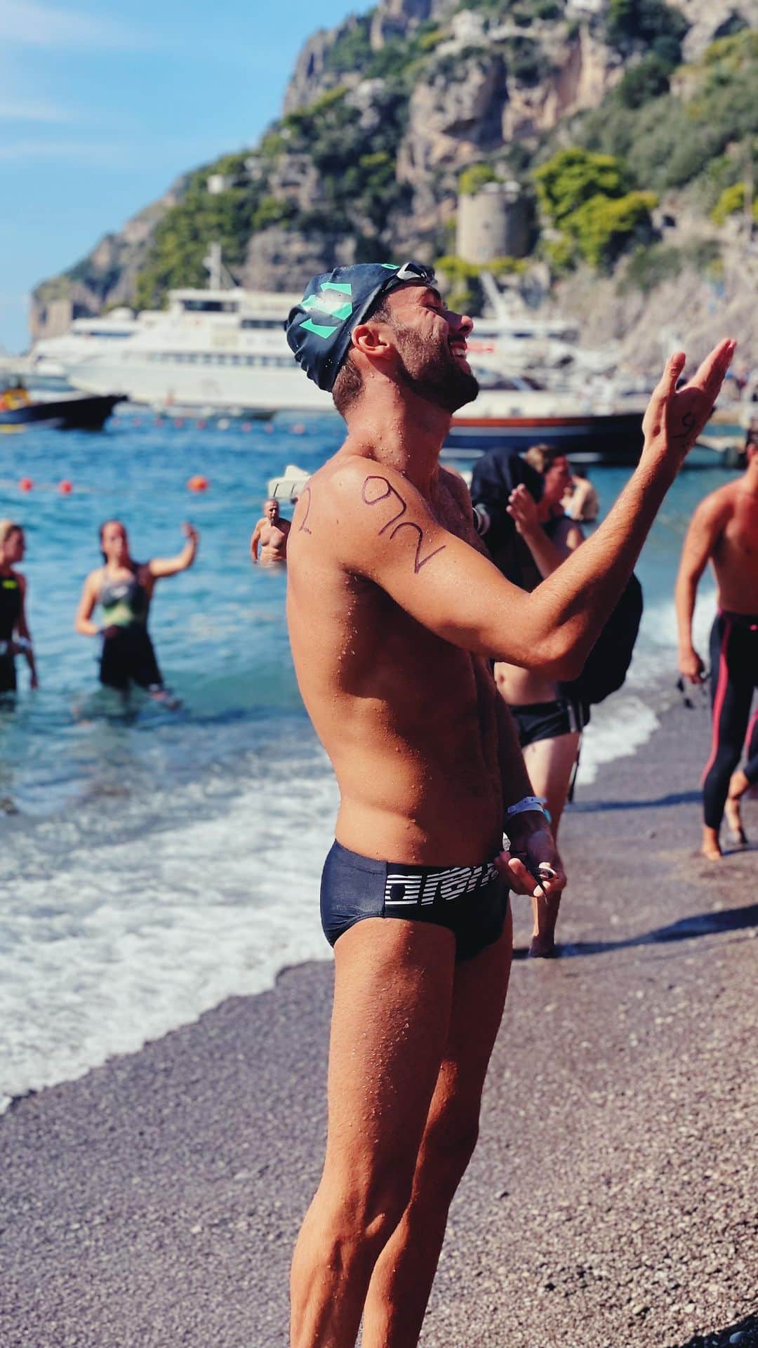 グレゴリオ・パルトリニエリのインスタグラム：「Sono davvero emozionato. 💙  La nuova stagione di DOMINATE THE WATER sta arrivando.  Vi aspetto tutti in mare con me.」