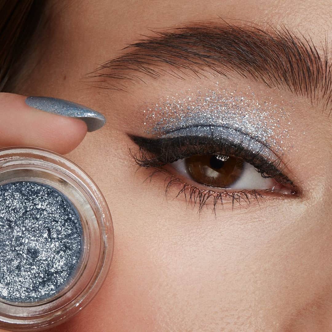KIKO MILANOさんのインスタグラム写真 - (KIKO MILANOInstagram)「Glitter like never before with our new Stardust Eyeshadows! 💙⁣ ✨ Made with biodegradable glitter⁣ 🫒 Enriched with castor oil and olive oil⁣ 🤩 Can be used as an eyeshadow, outer-eye eyeliner or top coat⁣ ⁣ Micro Precision Eyebrow Pencil 04 - Maxi Mod Volume & Definition Mascara - Stardust Eyeshadow 06 - Ultimate Pen Eyeliner - Smart Nail Lacquer Biodegradable Glitter Edition 316⁣」5月30日 3時40分 - kikomilano